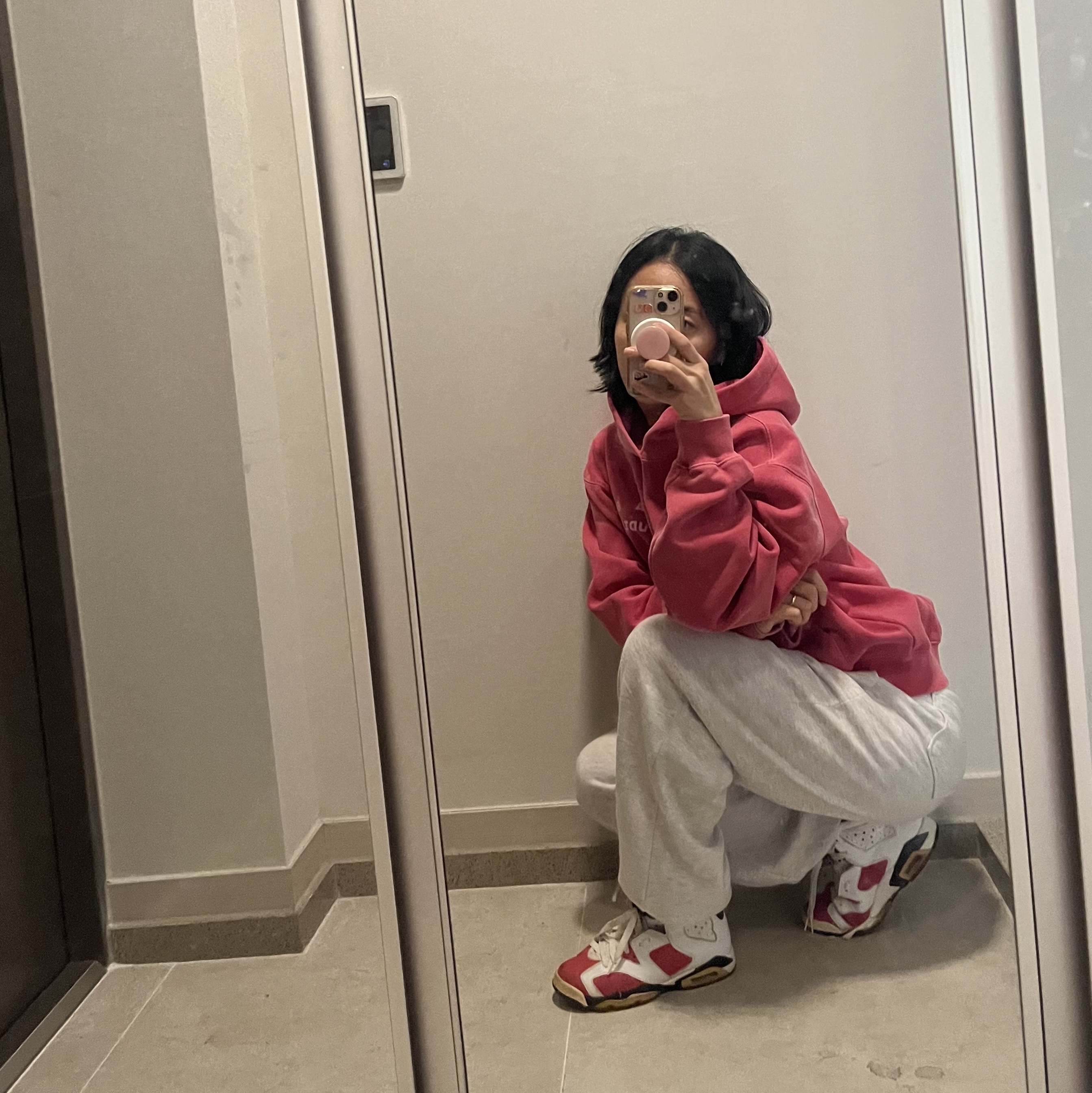 IAB Studio Pigment Hoodie & Sack Coral 착용 스타일