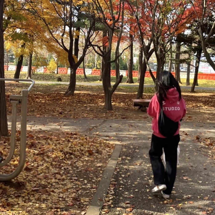 IAB Studio Pigment Hoodie & Sack Coral 착용 스타일