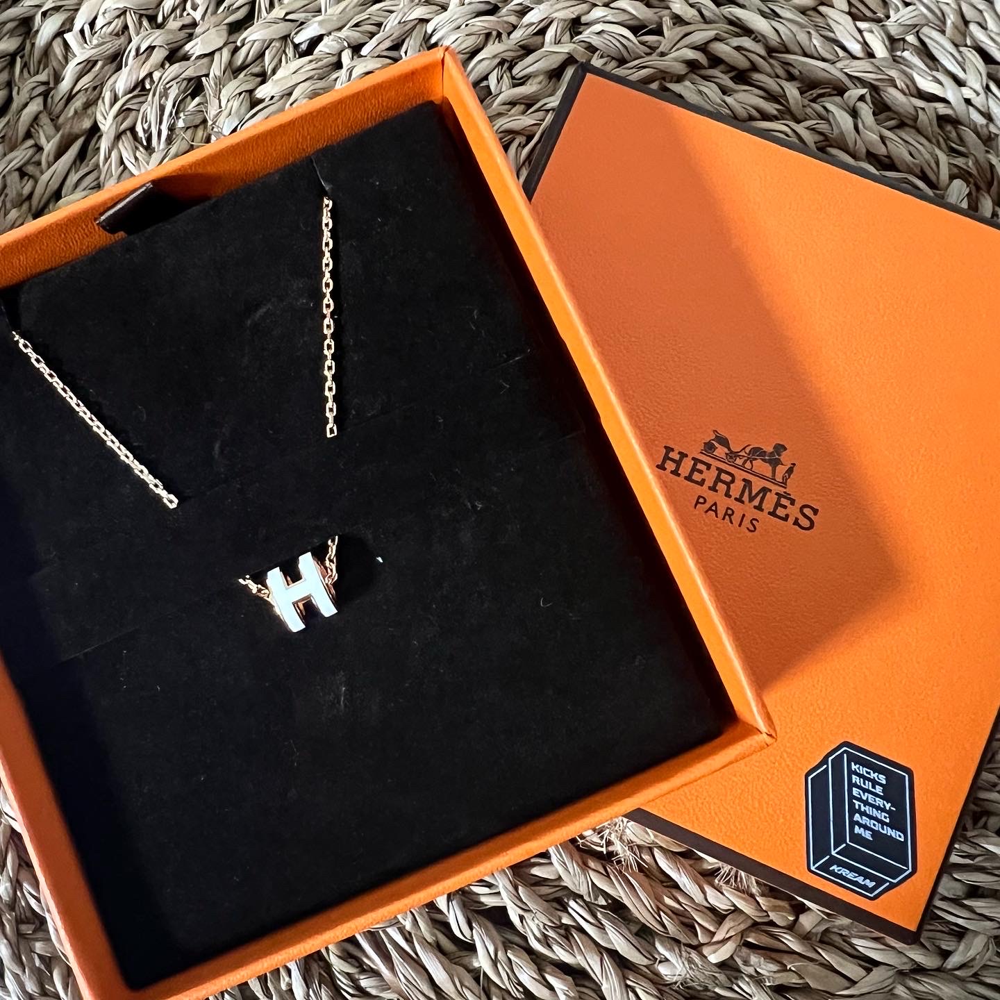 (W) Hermes Mini Pop H Pendant Rose Gold & Blanc 착용 스타일