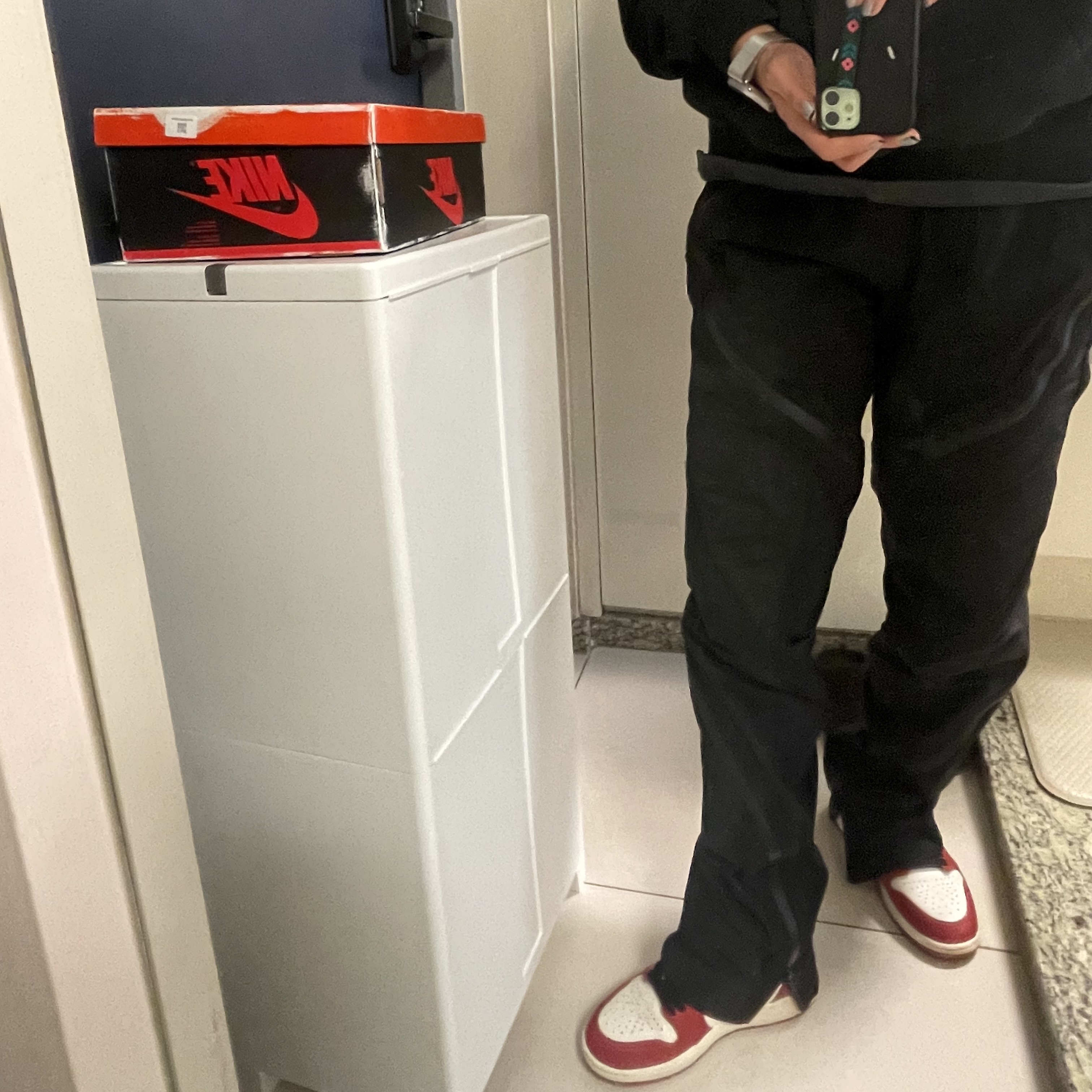 (GS) Jordan 1 Retro High OG Chicago 2022, Essentials The Core Collection Pullover Hoodie Black 착용 스타일 - 3