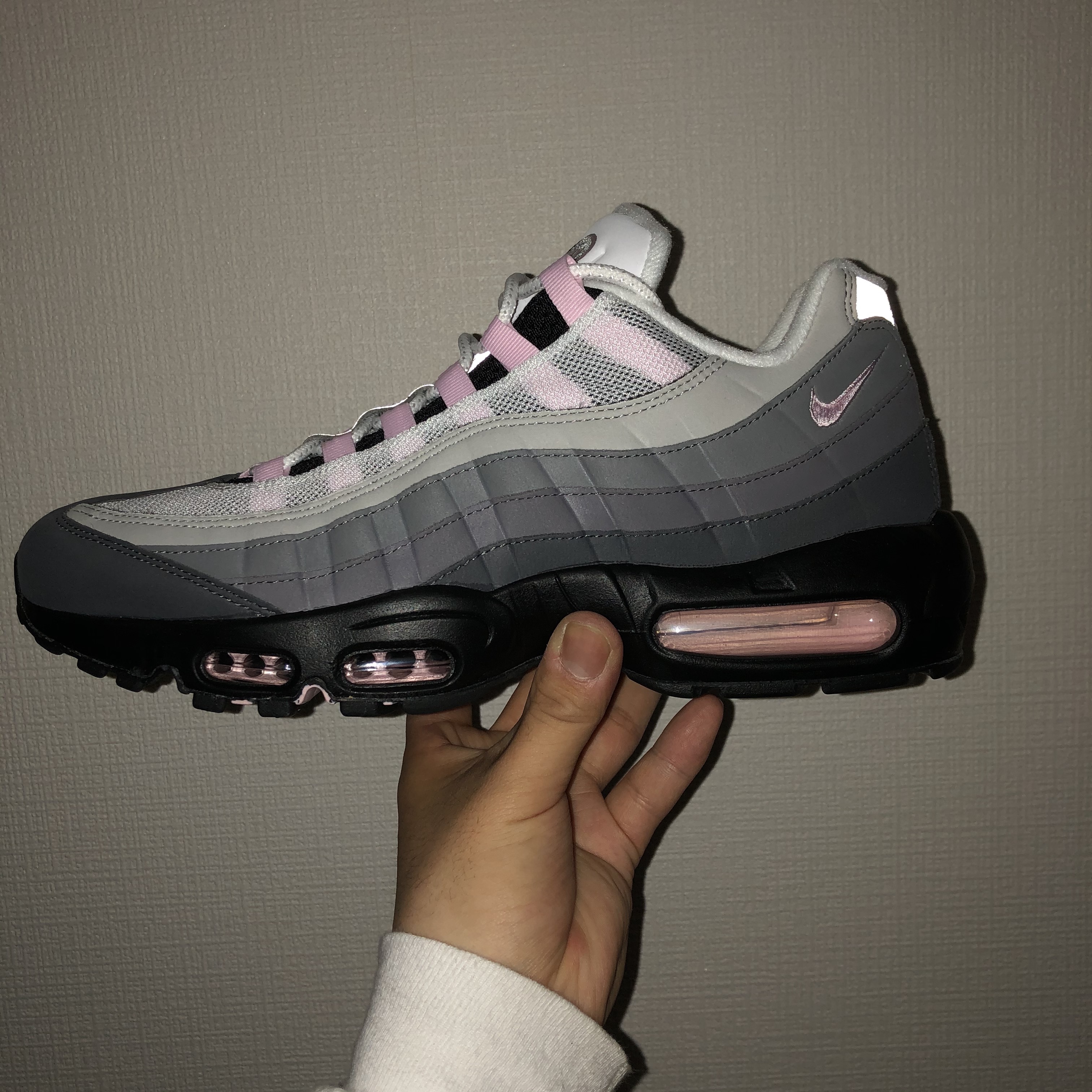 Nike Air Max 95 Gunsmoke Pink Foam 착용 스타일