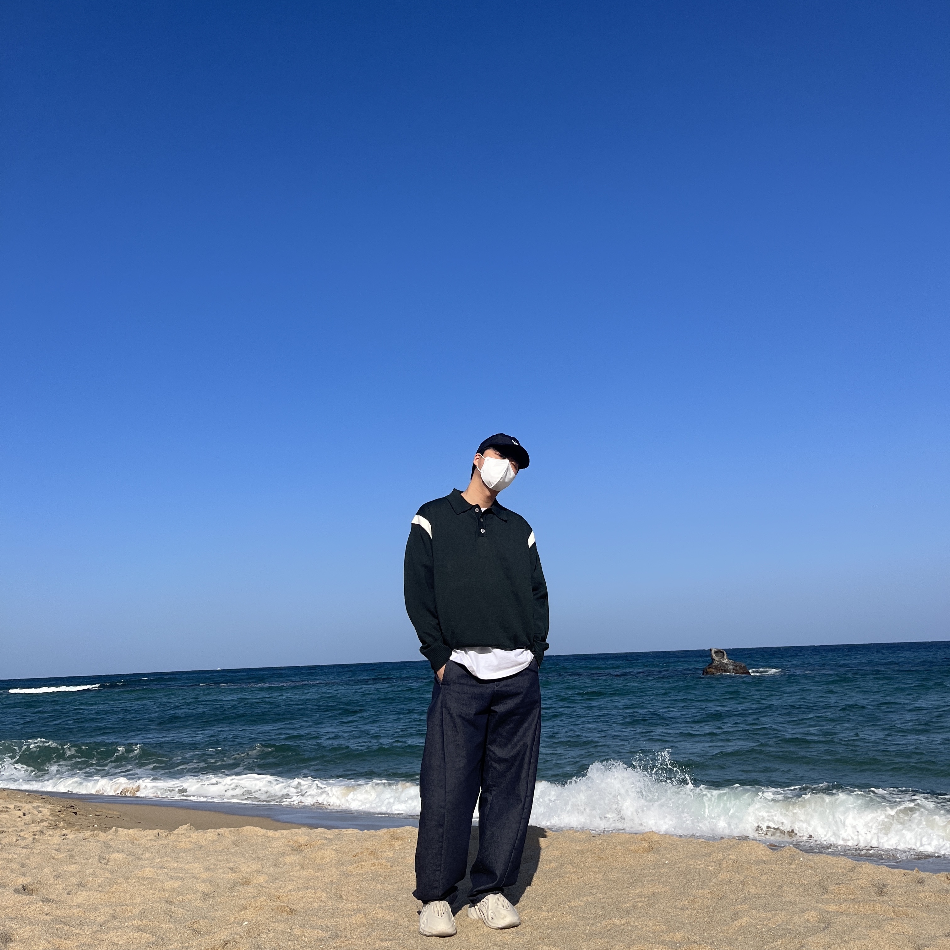Adidas Yeezy Foam RNNR Sand 착용 스타일