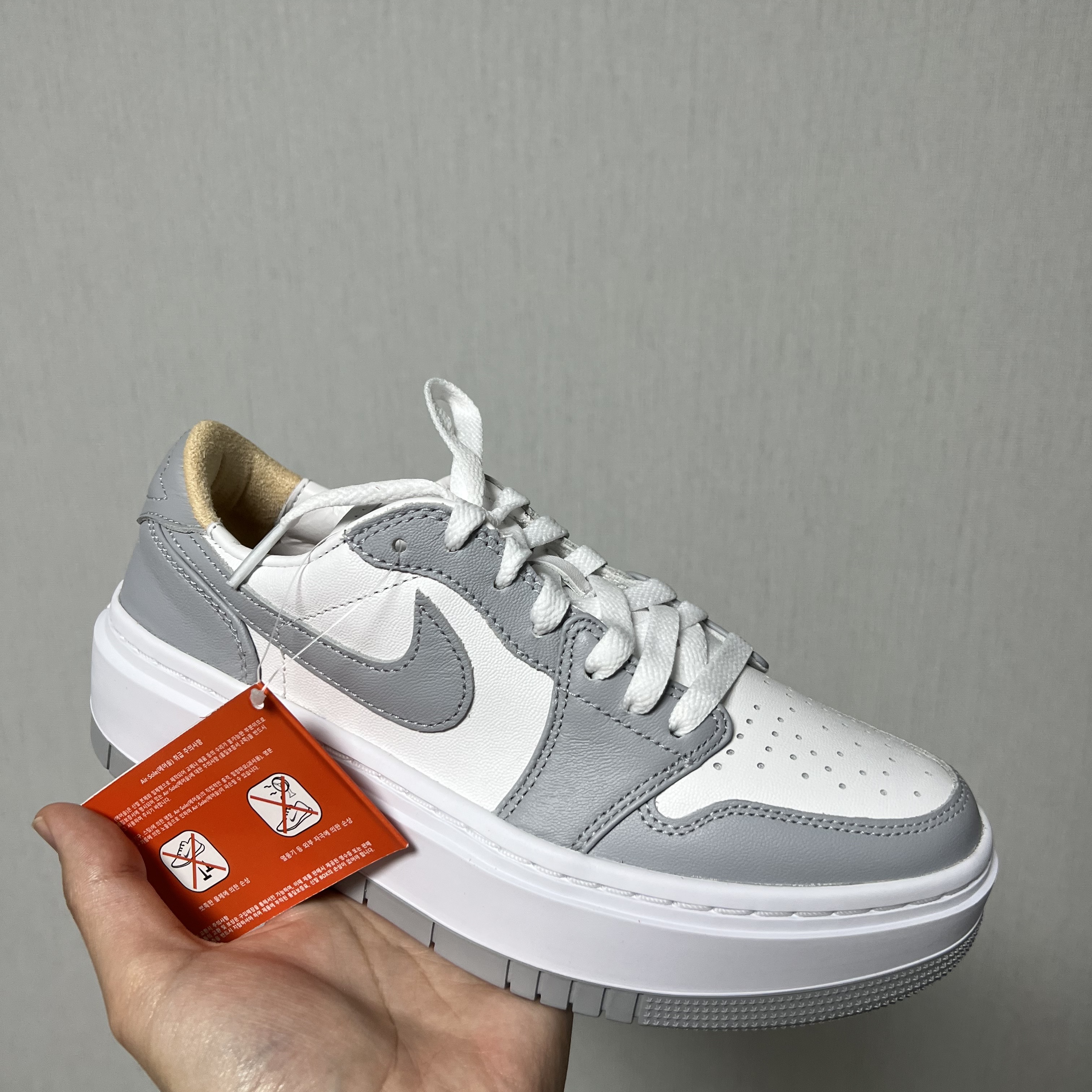 (W) Jordan 1 Elevate Low White and Wolf Grey 착용 스타일 - 2