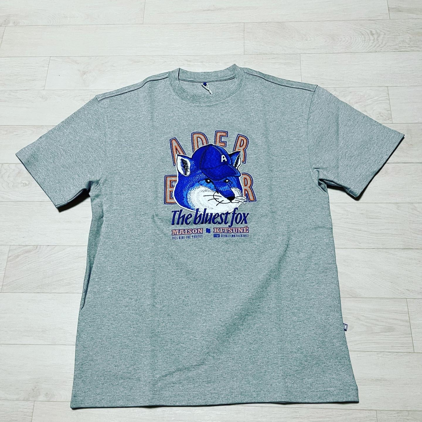 Maison Kitsune x Ader Error The Bluest Fox T-Shirt Grey 착용 스타일 - 1