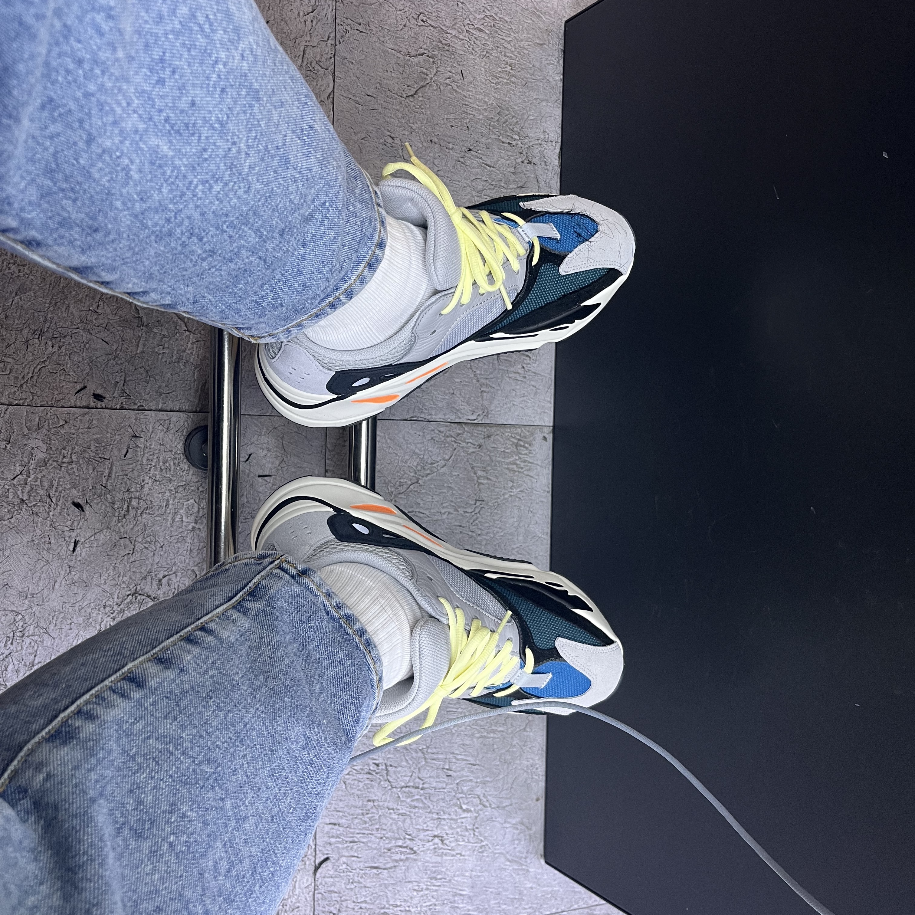 Adidas Yeezy Boost 700 Wave Runner Solid Grey 2021/2022 착용 스타일