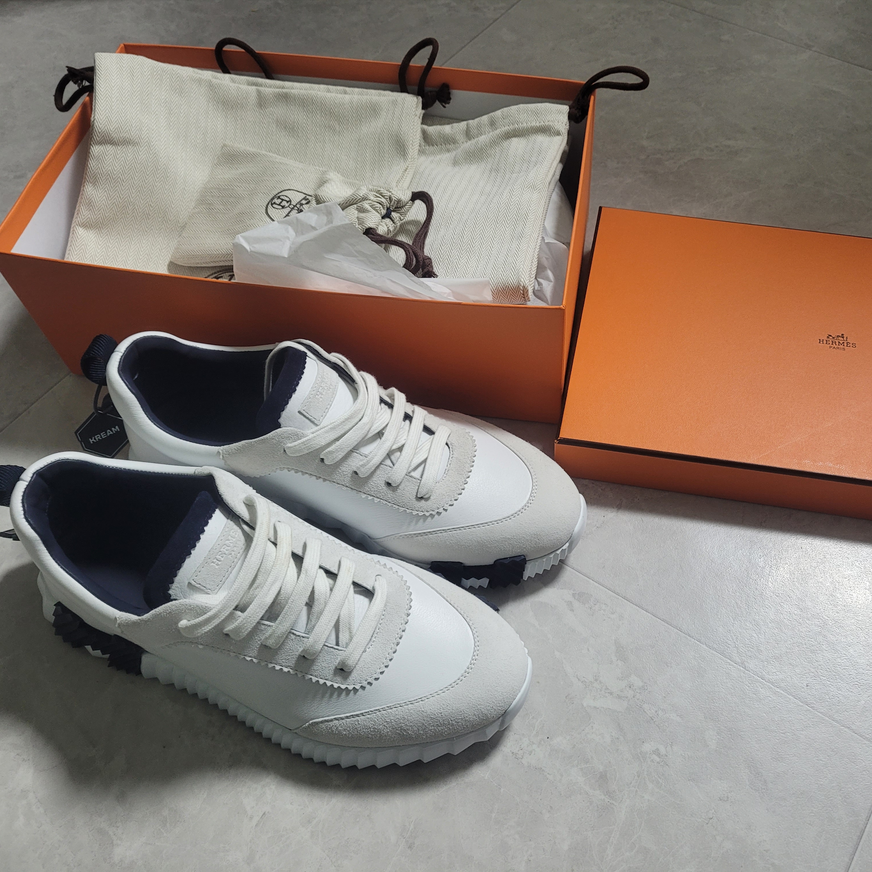 Hermes Bouncing Sneakers Calfskin Suede Goatskin & Blanc 착용 스타일