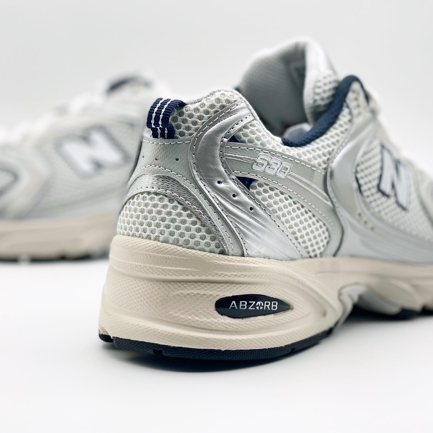 New Balance 530 Steel Grey 착용 스타일 - 3