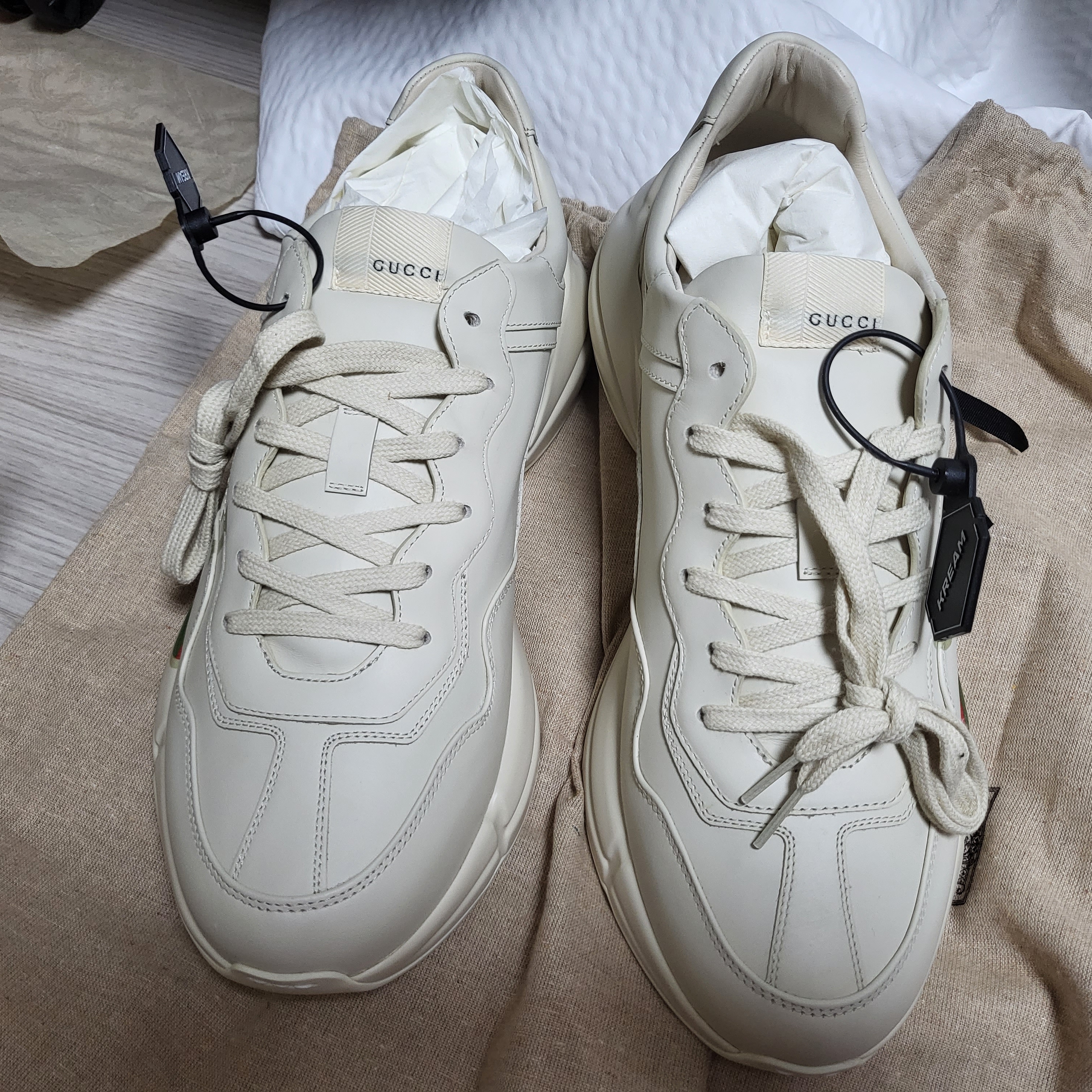 Gucci Rhyton Leather Sneakers Logo 착용 스타일 - 2
