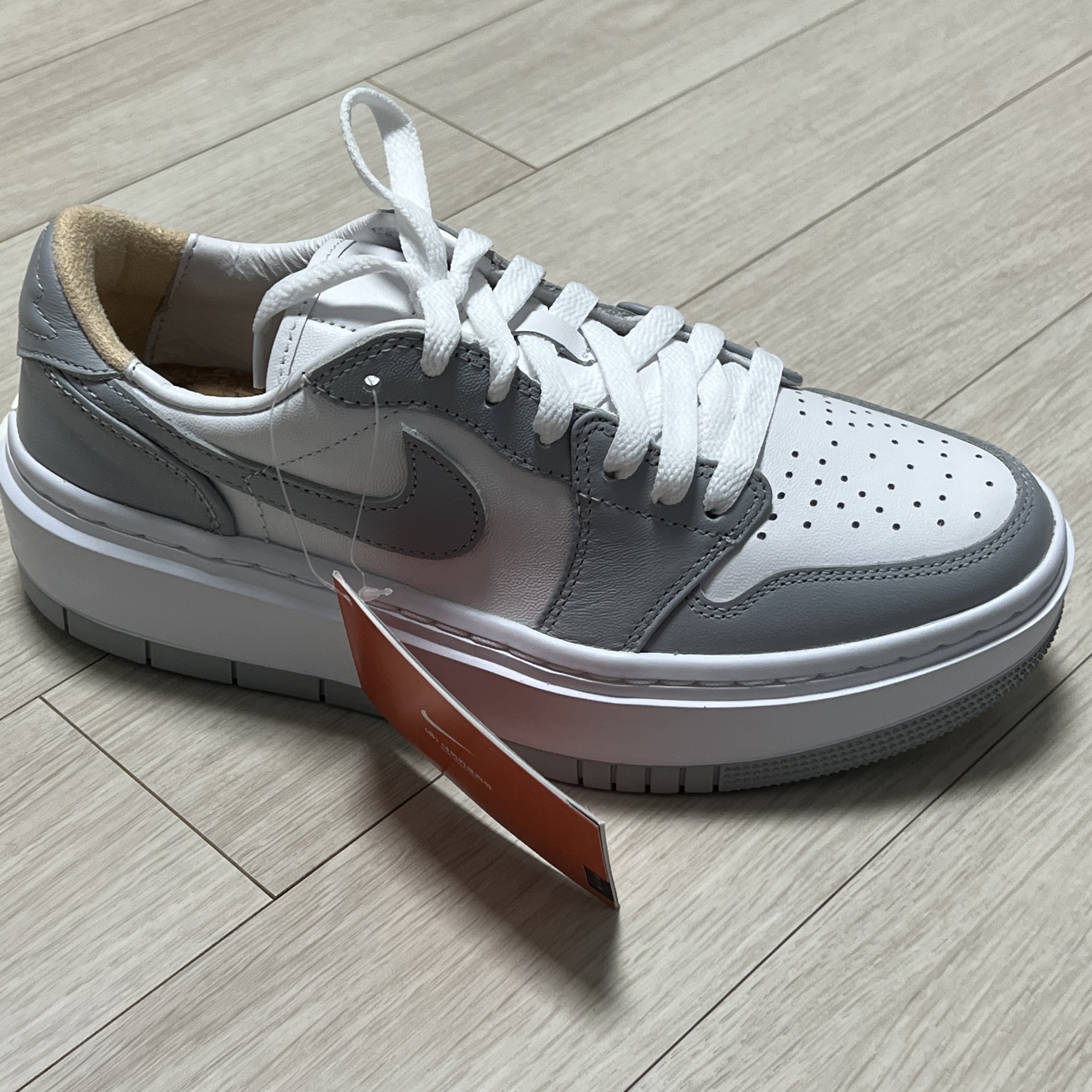 (W) Jordan 1 Elevate Low White and Wolf Grey 착용 스타일 - 5
