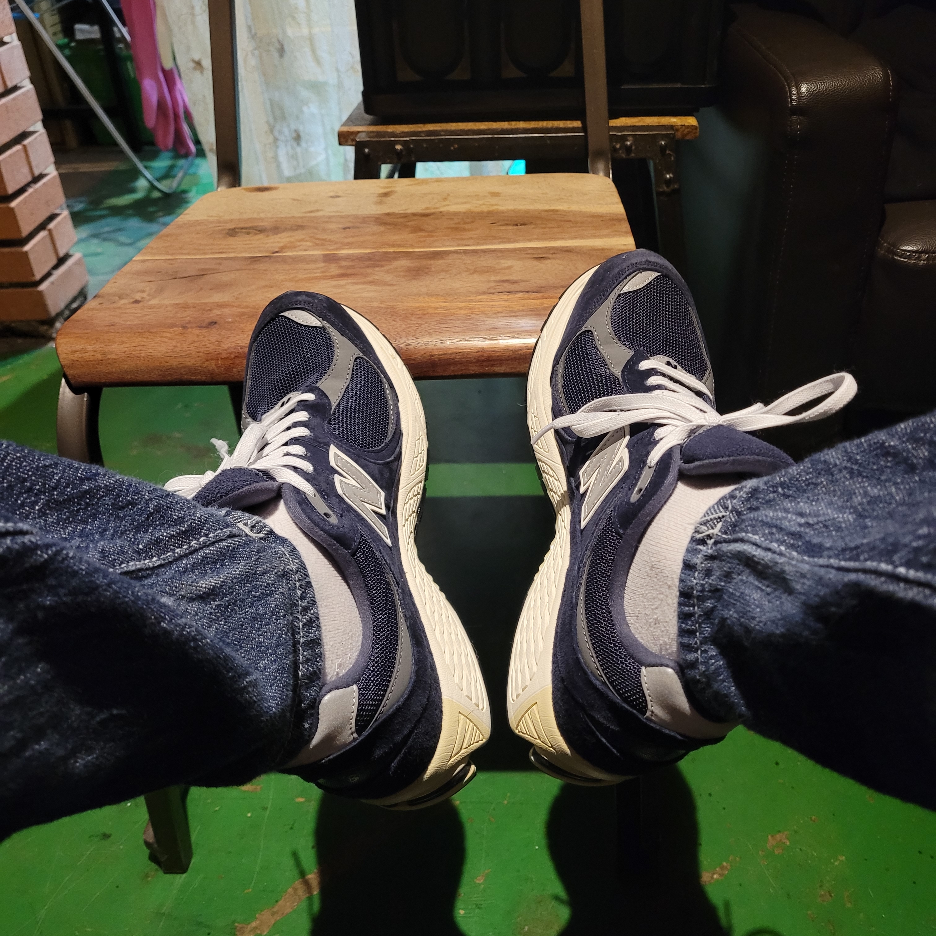 New Balance 2002R Eclipse Castlerock 착용 스타일 - 1