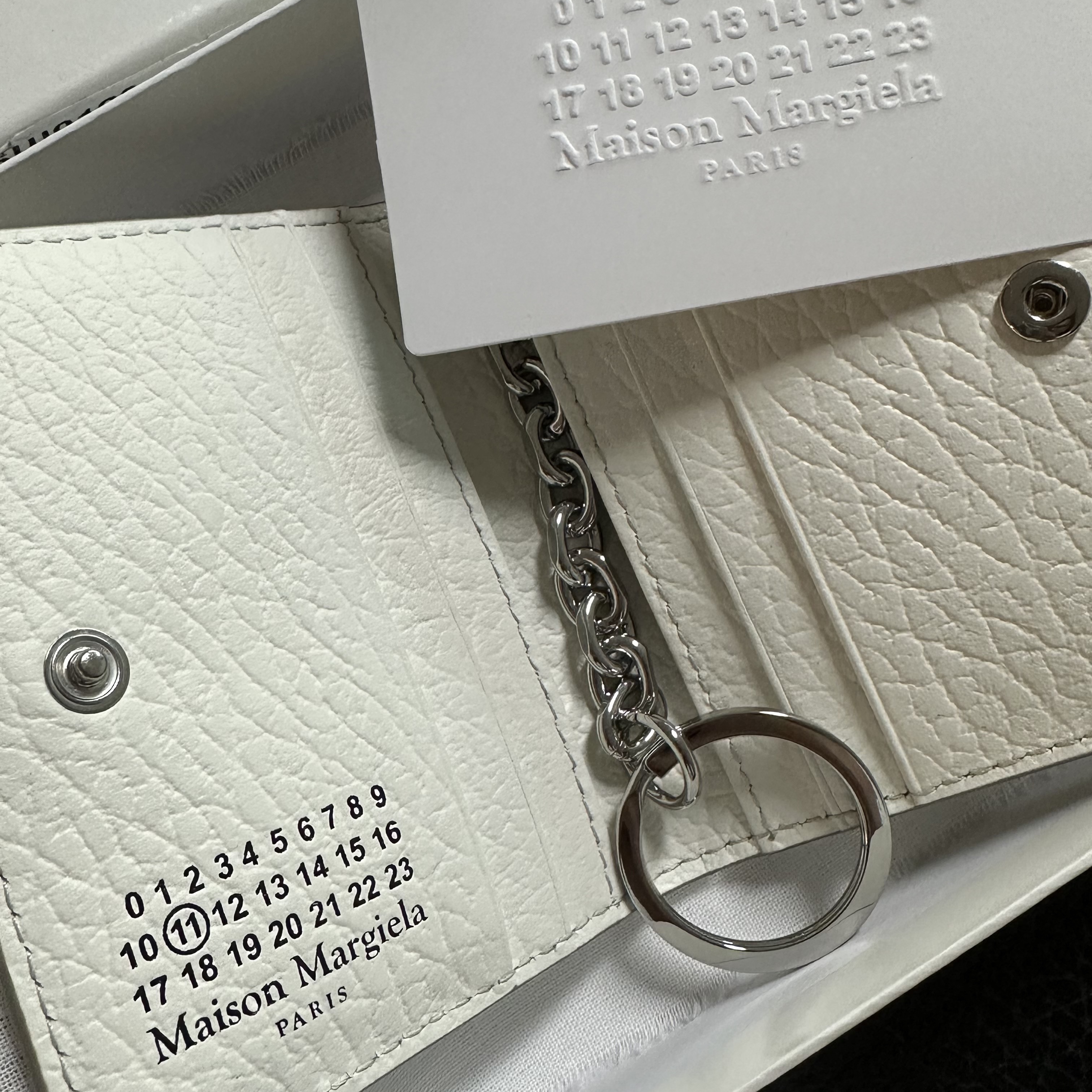 Maison Margiela Keyring Wallet White 착용 스타일 - 1