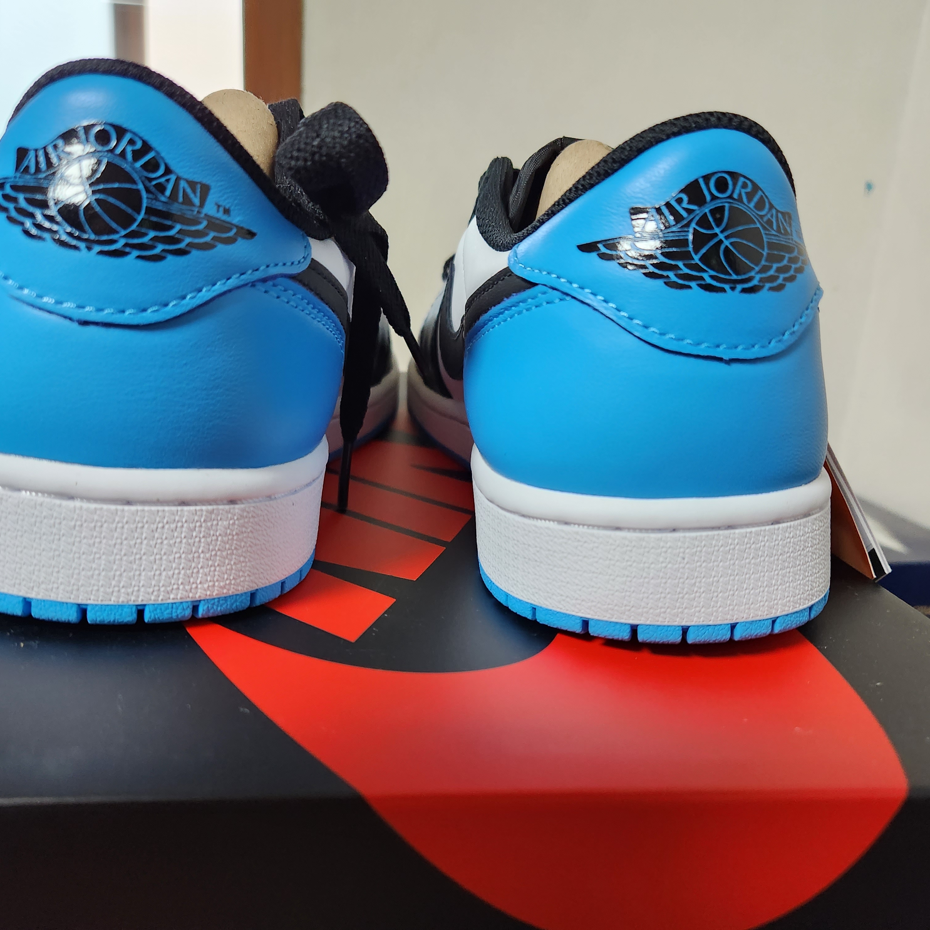 Jordan 1 Retro Low OG Black and Dark Powder Blue 착용 스타일 - 4