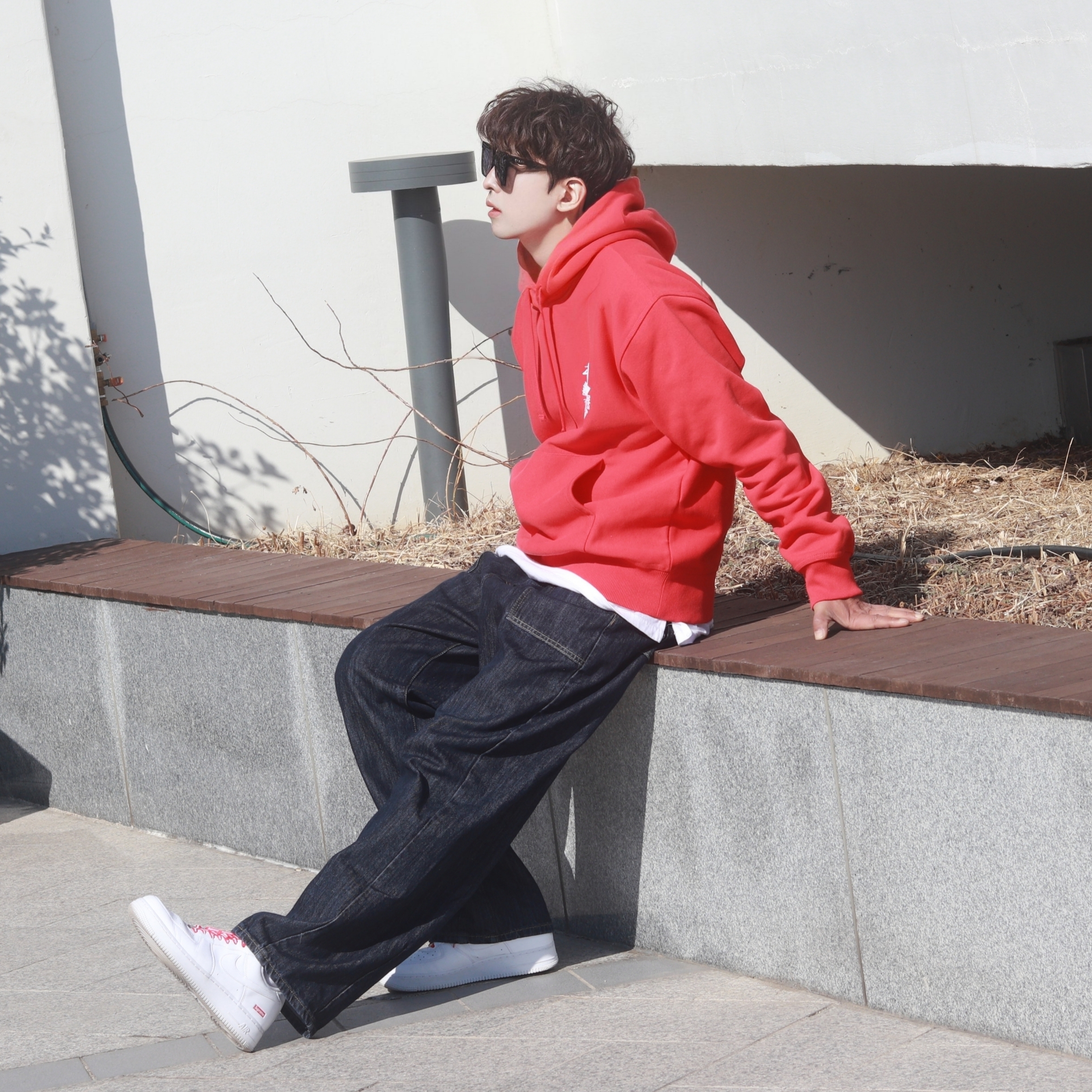 Nike x Supreme Air Force 1 Low White, Stussy Beach Roots Hoodie Red 착용 스타일 - 4