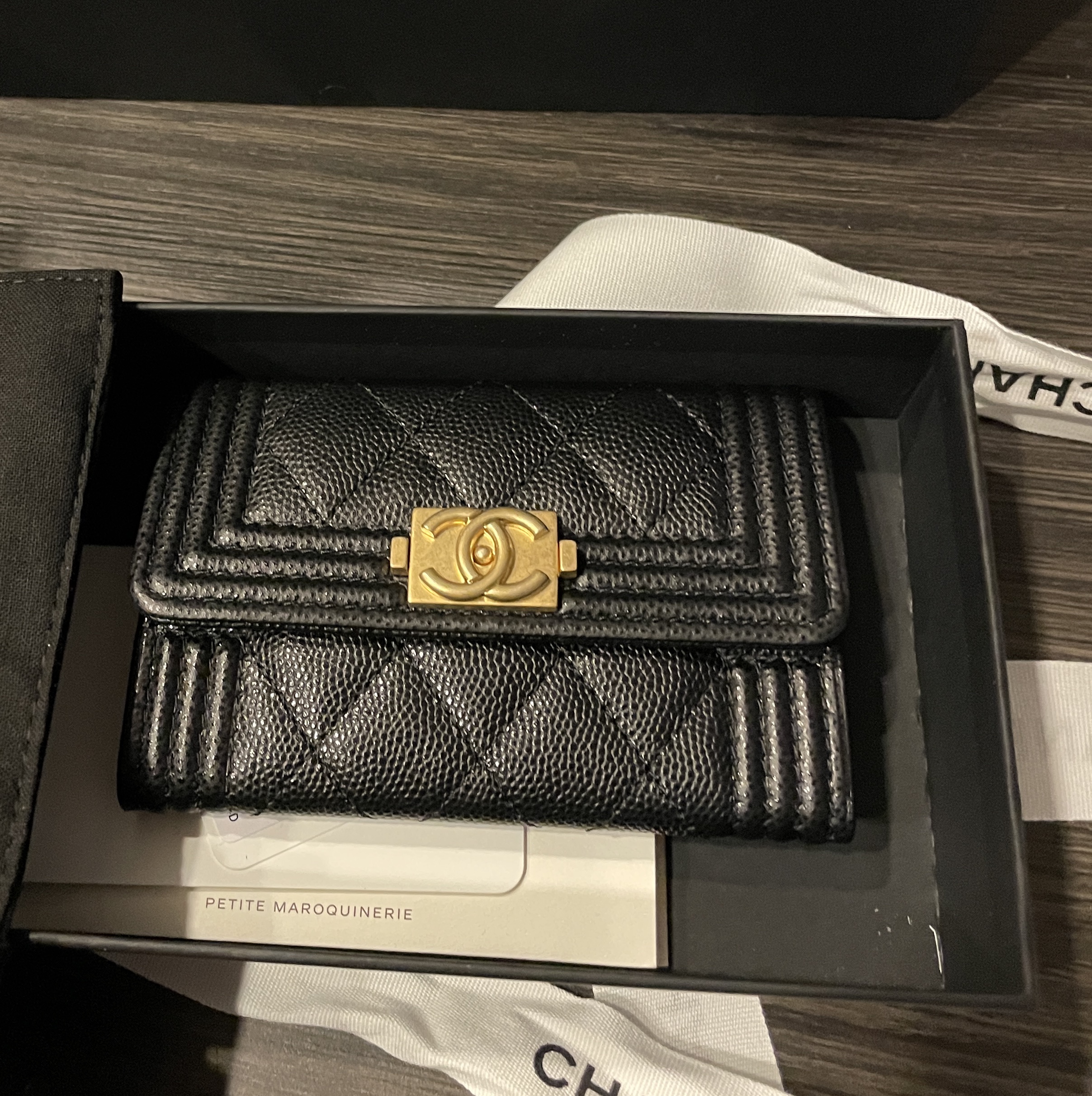 Chanel Boy Chanel Flap Card Holder Grained Calfskin & Gold Black 착용 스타일 - 1