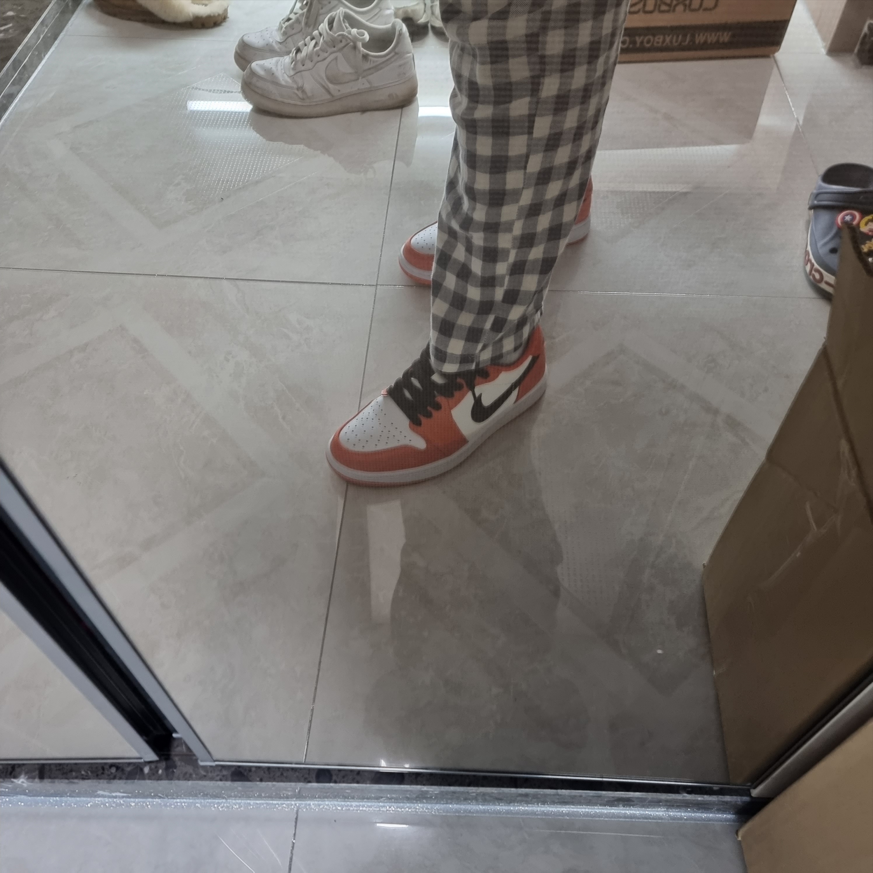 Nike Air Force 1 '07 Low White, Jordan 1 Low OG Starfish 착용 스타일