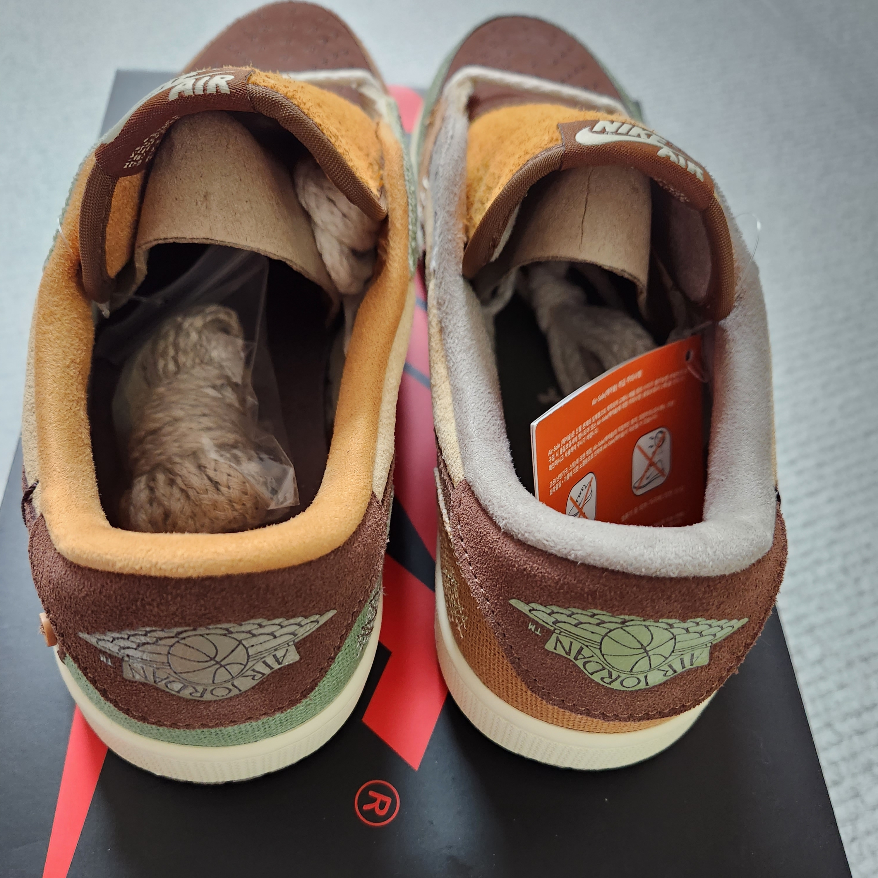 Jordan 1 x Zion Williamson Retro Low OG Flax and Oil Green 착용 스타일 - 2