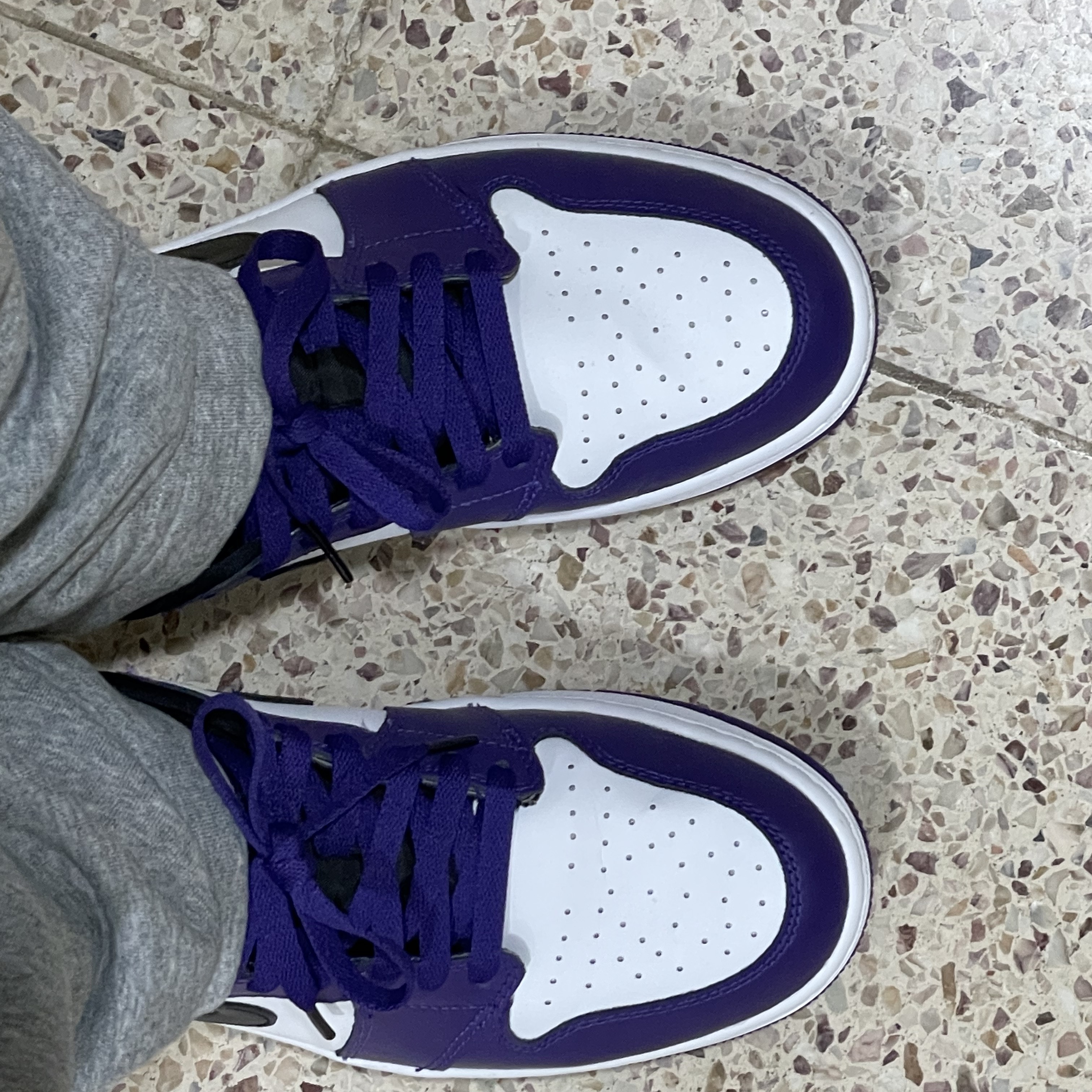 Jordan 1 Low Golf Court Purple 착용 스타일 - 2