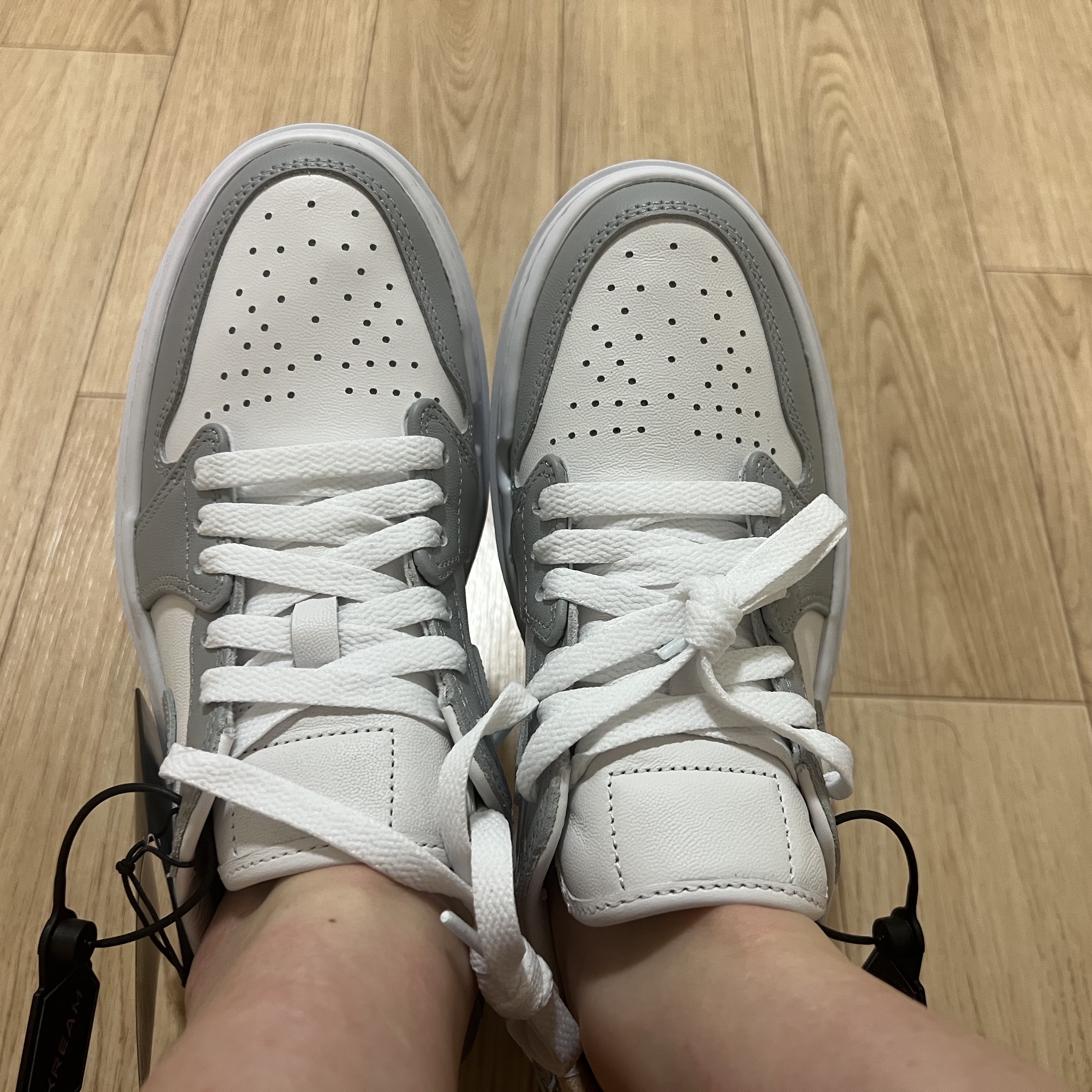 (W) Jordan 1 Elevate Low White and Wolf Grey 착용 스타일 - 2