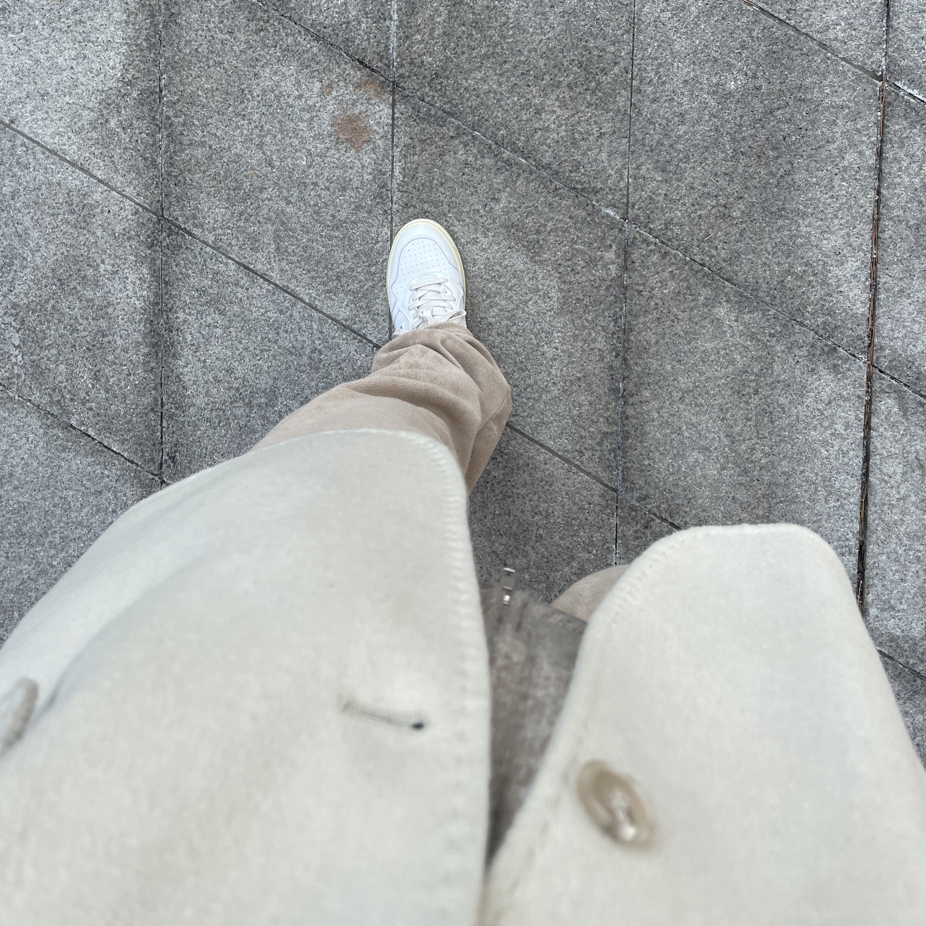 Autry Medalist Low Leather Sneakers White 착용 스타일 - 3