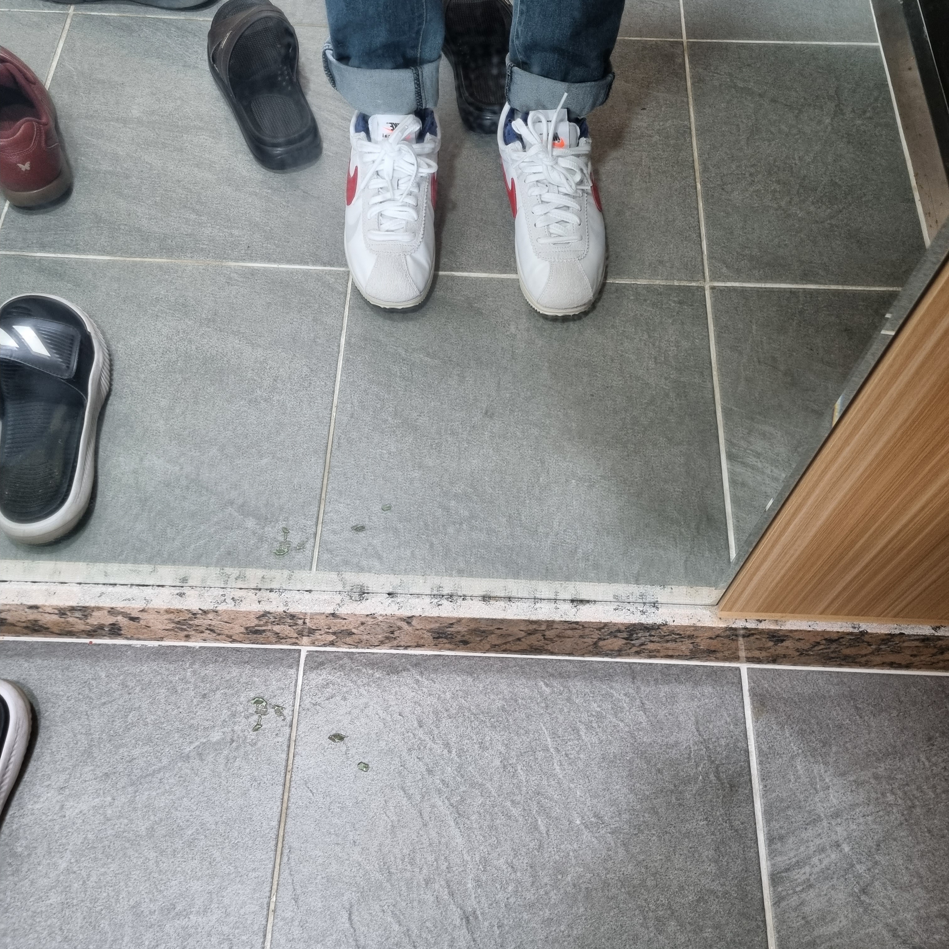 Nike x Sacai Zoom Cortez SP White and University Red 착용 스타일 - 2