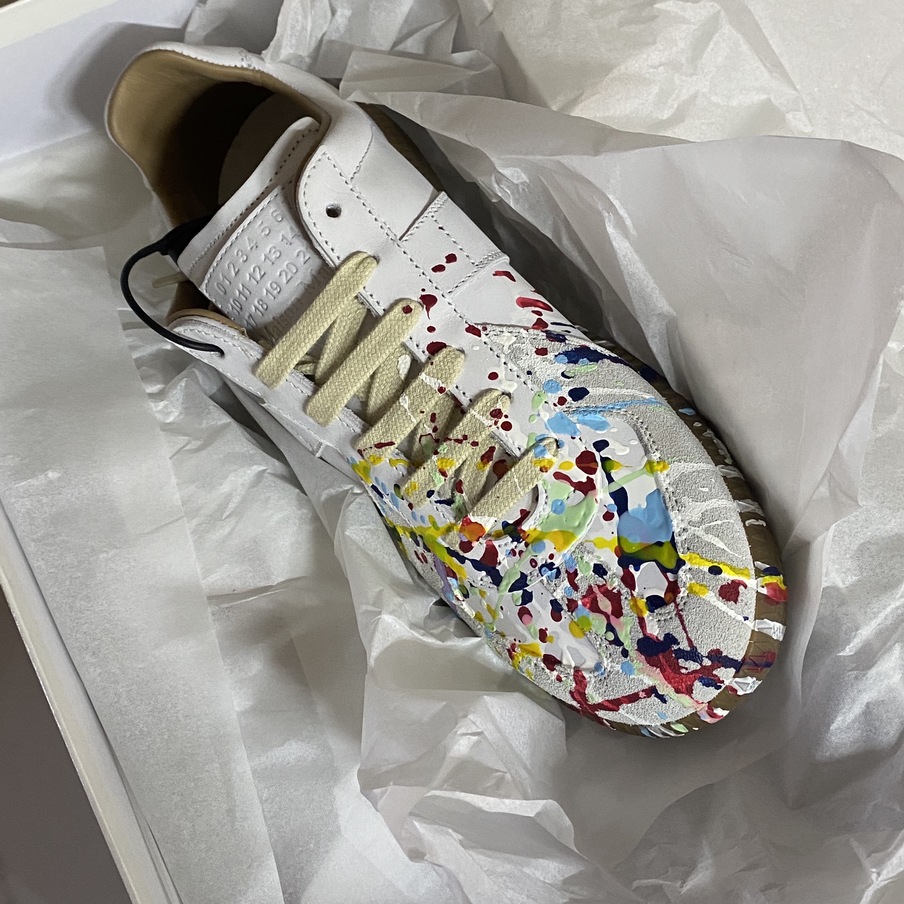 (W) Maison Margiela Replica Paint Drop Sneakers Grey 착용 스타일 - 2