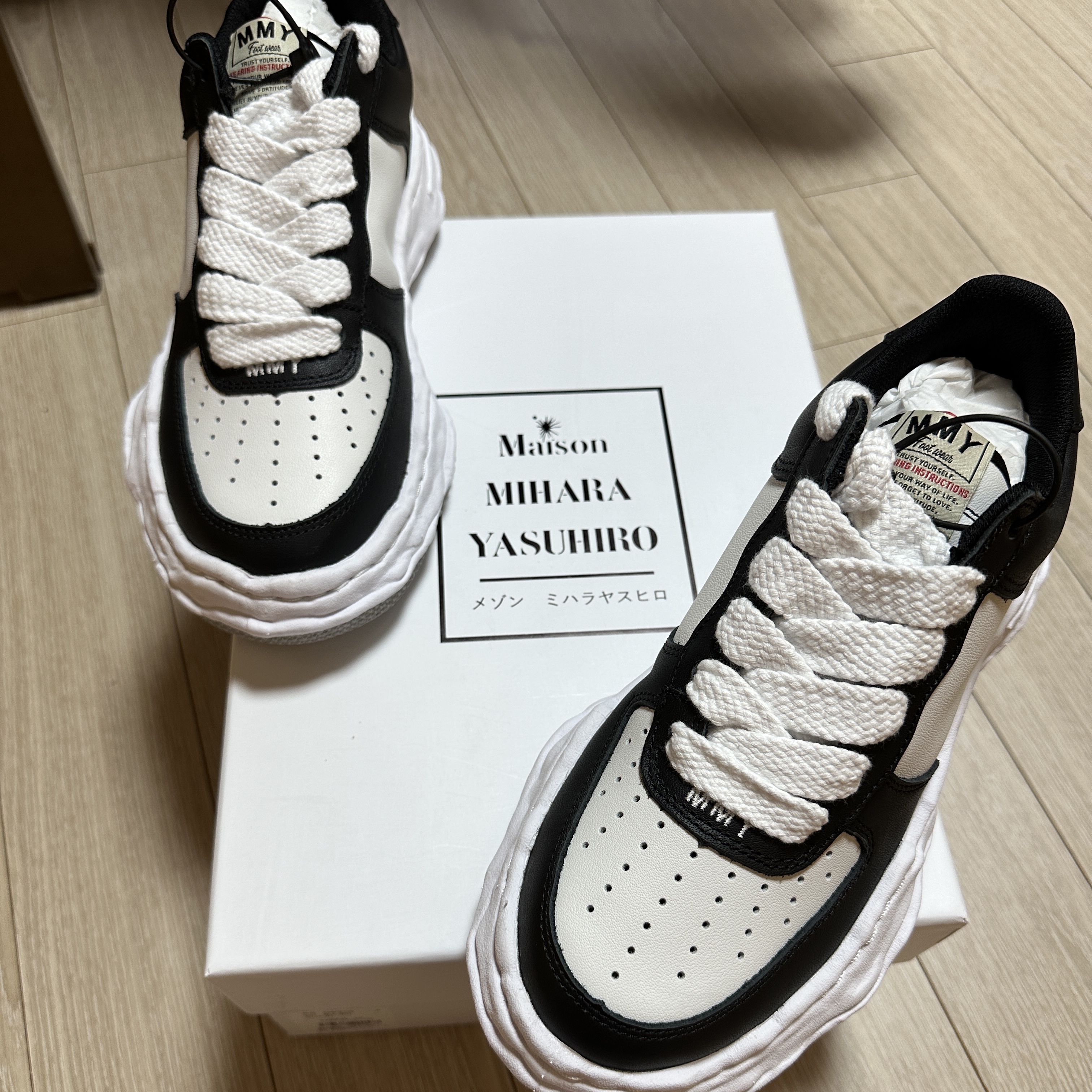 Maison Mihara Yasuhiro Wayne OG Sole Leather Low-top Sneakers Black White 착용 스타일