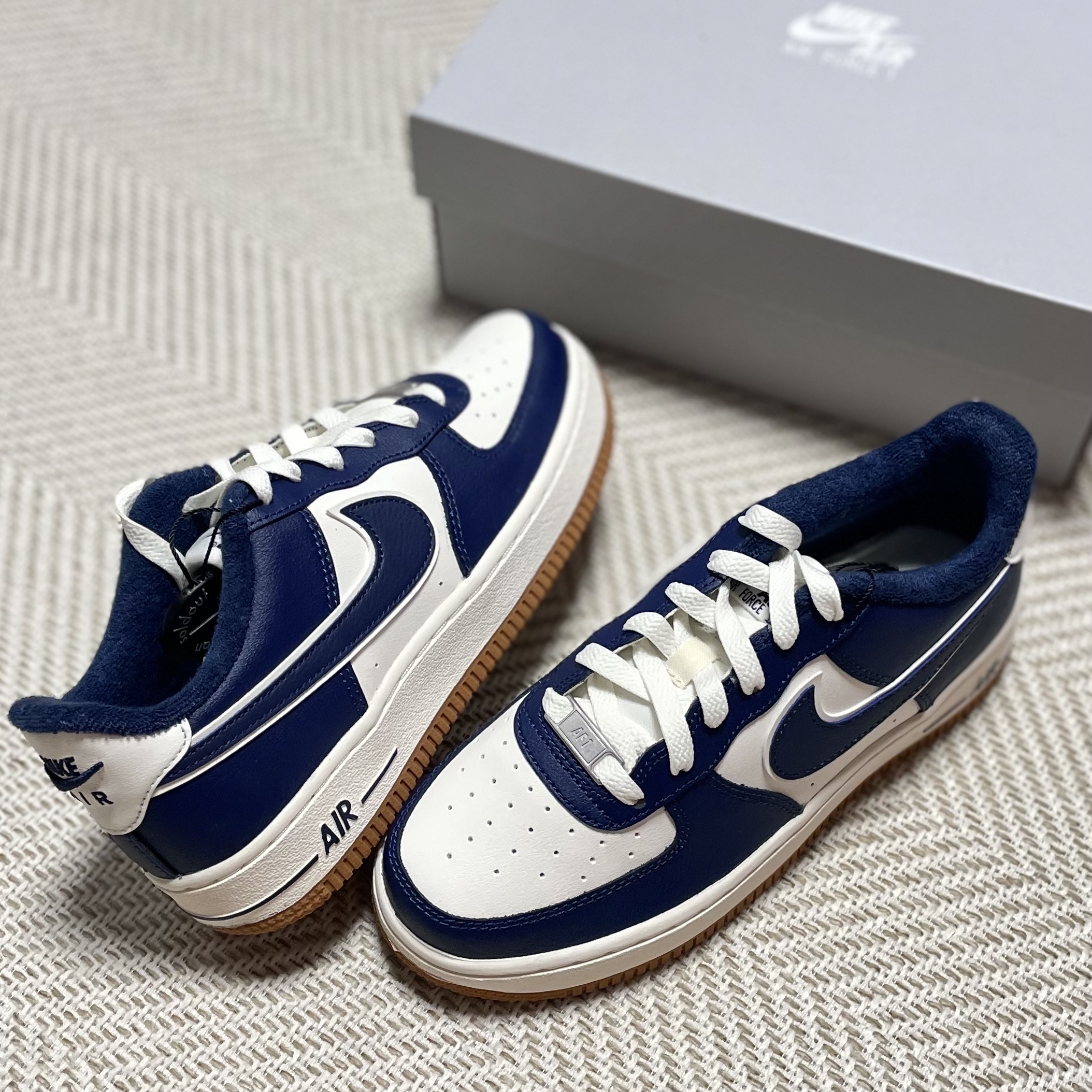Nike Air Force 1 '07 LV8 Midnight Navy, (GS) Nike Air Force 1 LV8 3 Midnight Navy 착용 스타일 - 2