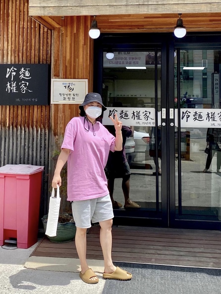 Arc'teryx Sinsolo Hat Black, IAB Studio Pigment T-Shirt Magenta 착용 스타일