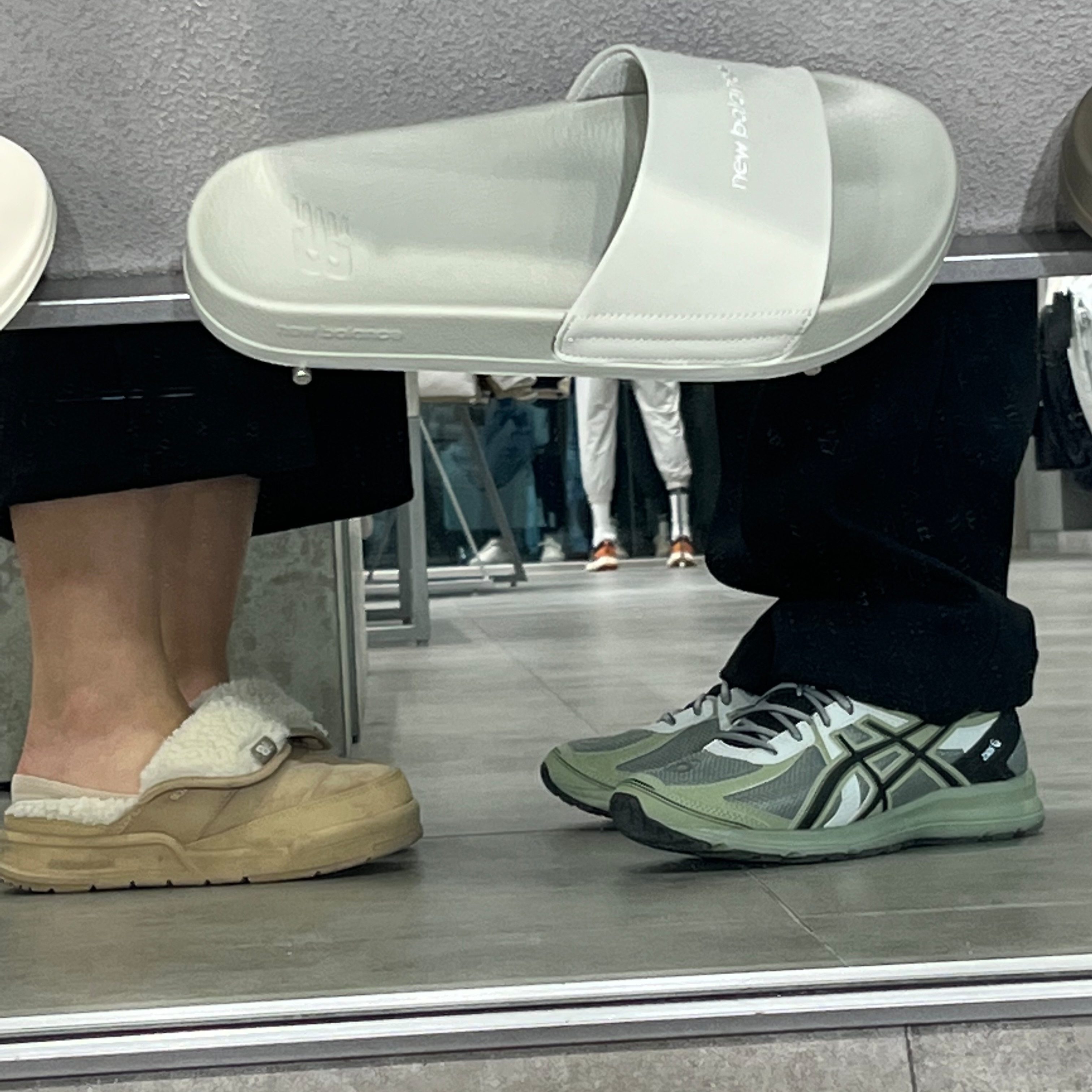 Asics Jog 100 S Sheet Rock - 2E Wide, New Balance Puflee Beige 착용 스타일