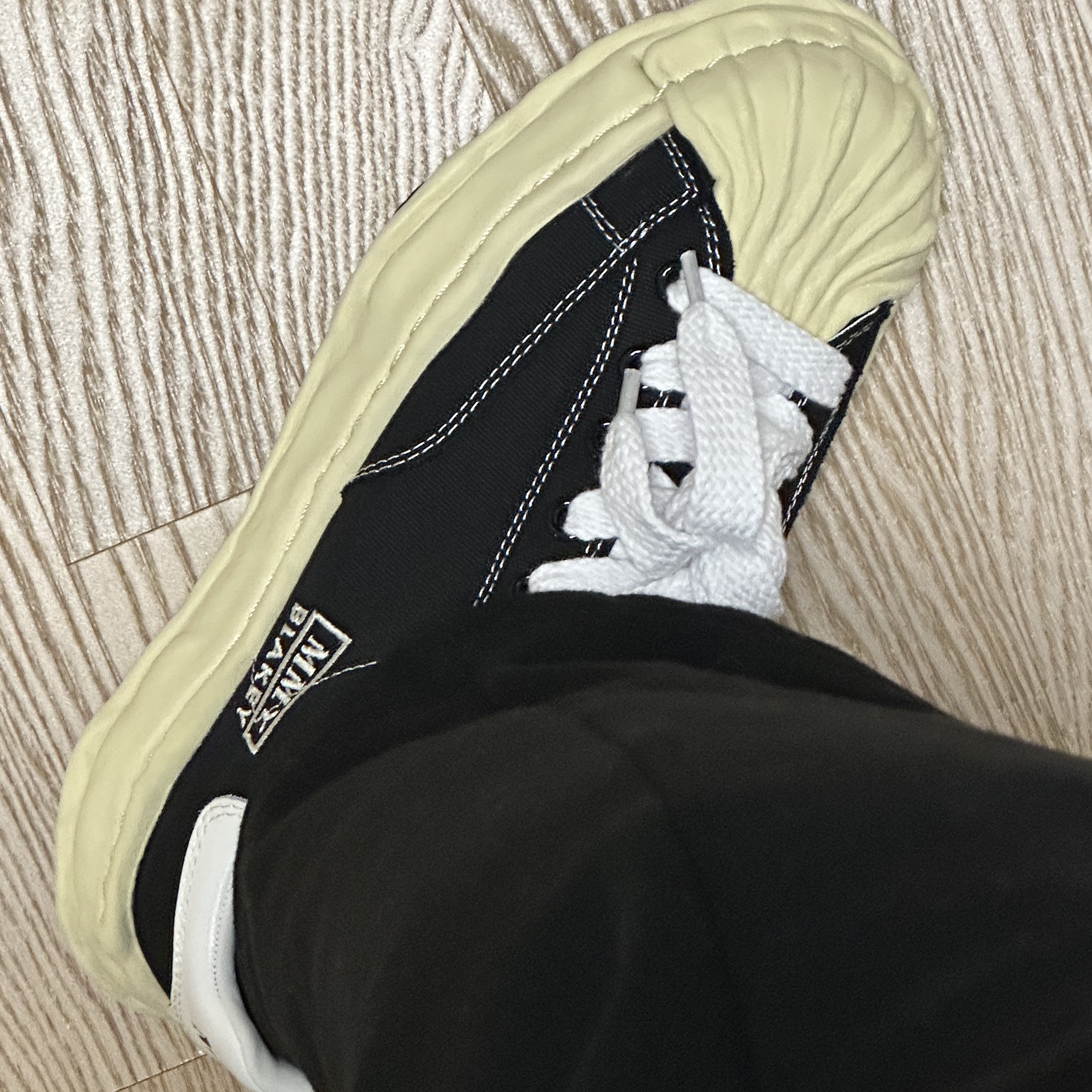Maison Mihara Yasuhiro Blakey VL OG Sole Canvas Low-top Sneakers Black 착용 스타일 - 4