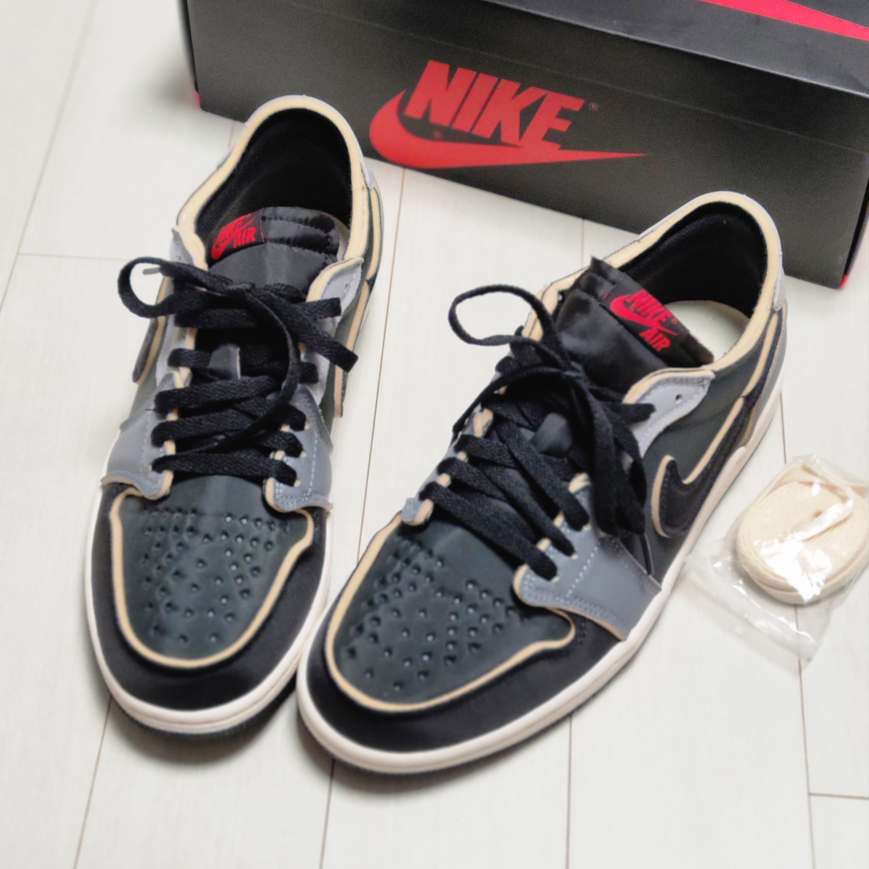Jordan 1 Retro Low OG EX Black and Smoke Grey 착용 스타일 - 2