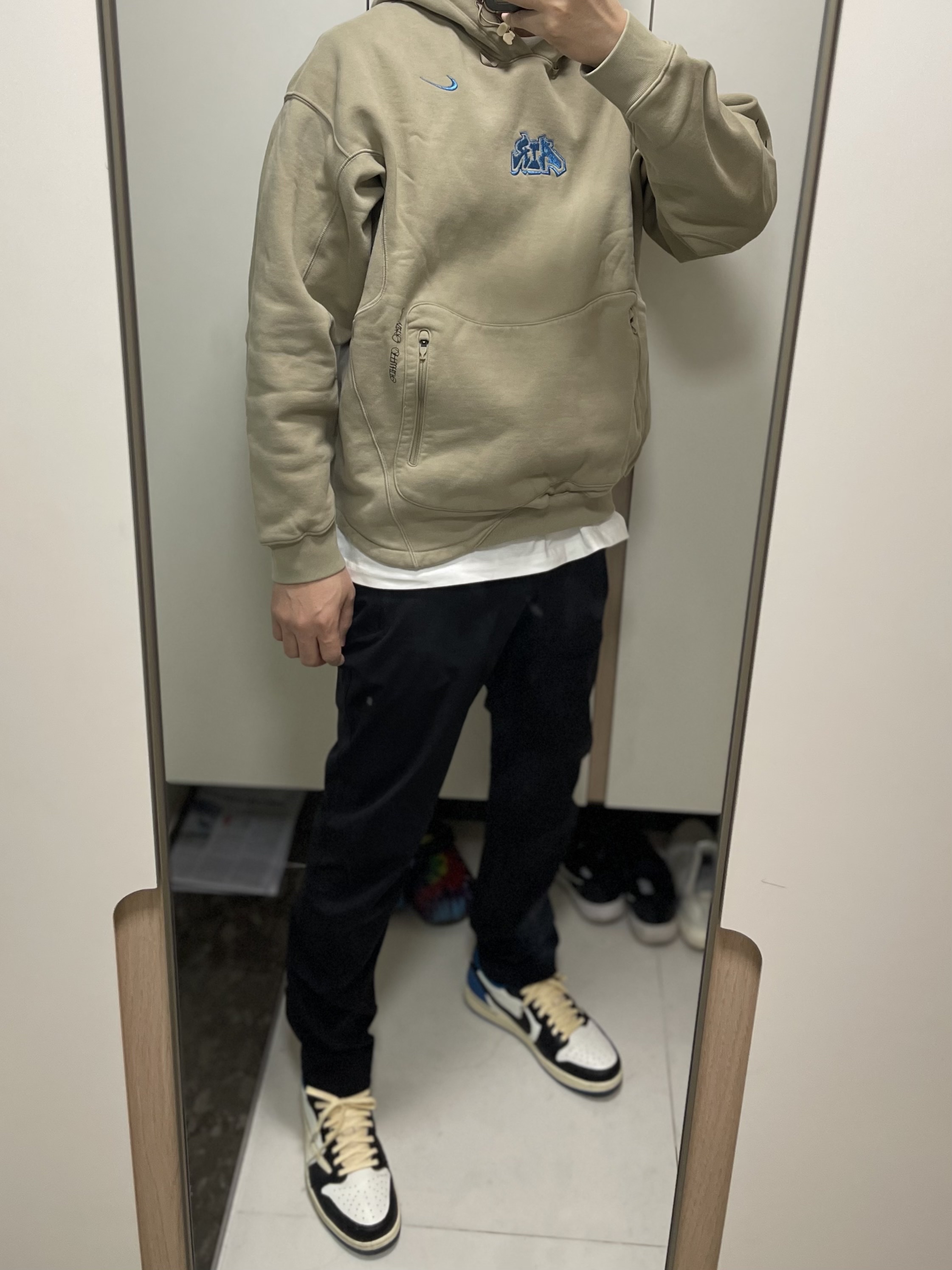 Nike x Off-White NRG Fleece Hoodie Khaki - Asia, Jordan 1 x Travis Scott x Fragment Retro Low OG SP Military Blue 착용 스타일 - 1