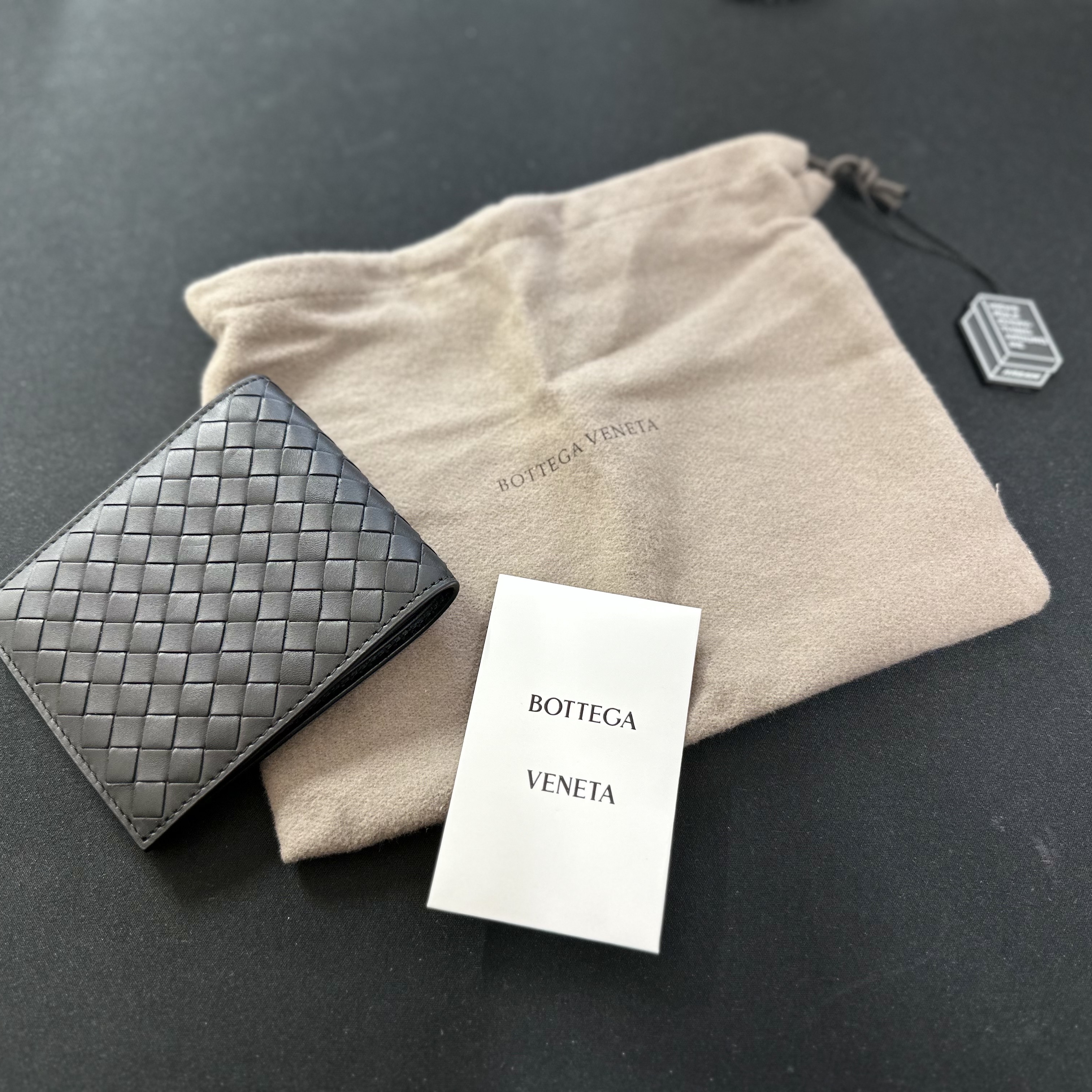 Bottega Veneta Bi-Fold Wallet Black 착용 스타일