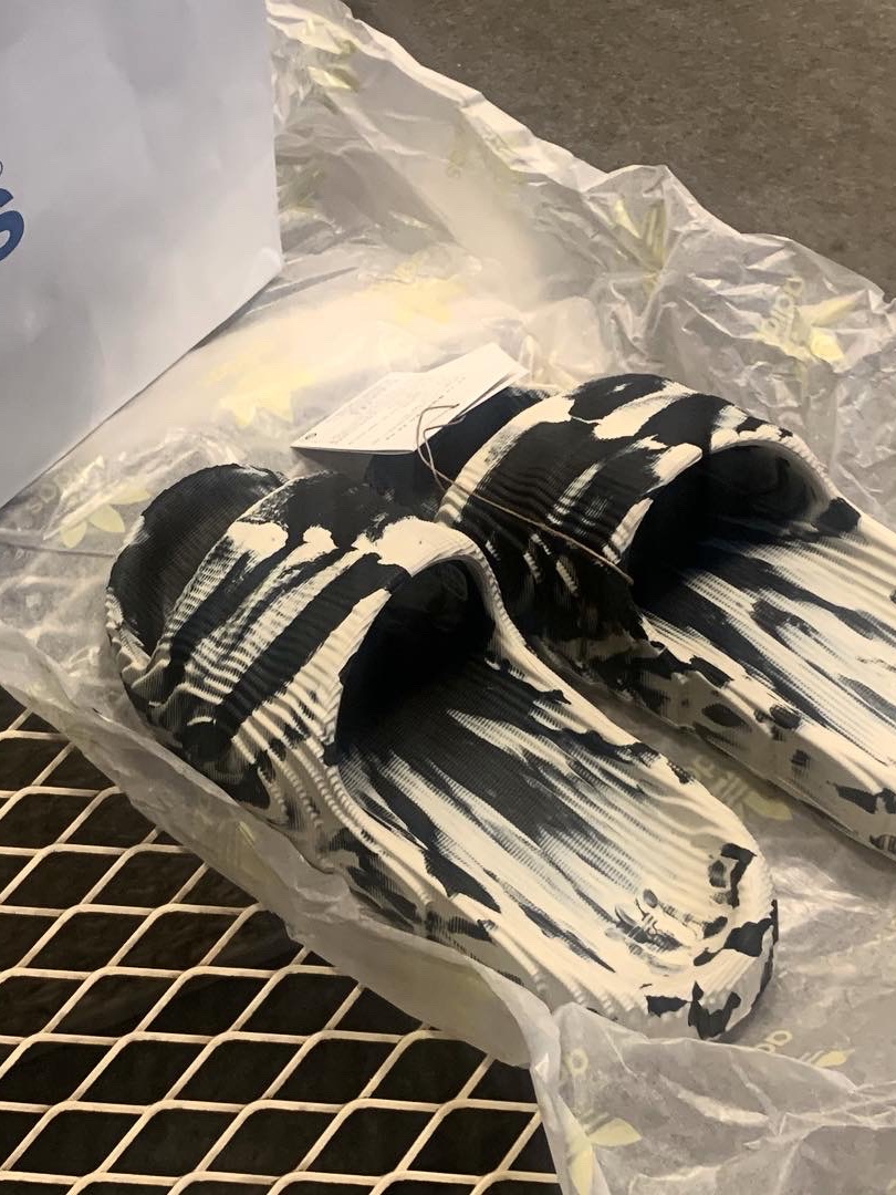 Adidas Adilette 22 Carbon Aluminium 착용 스타일 - 2