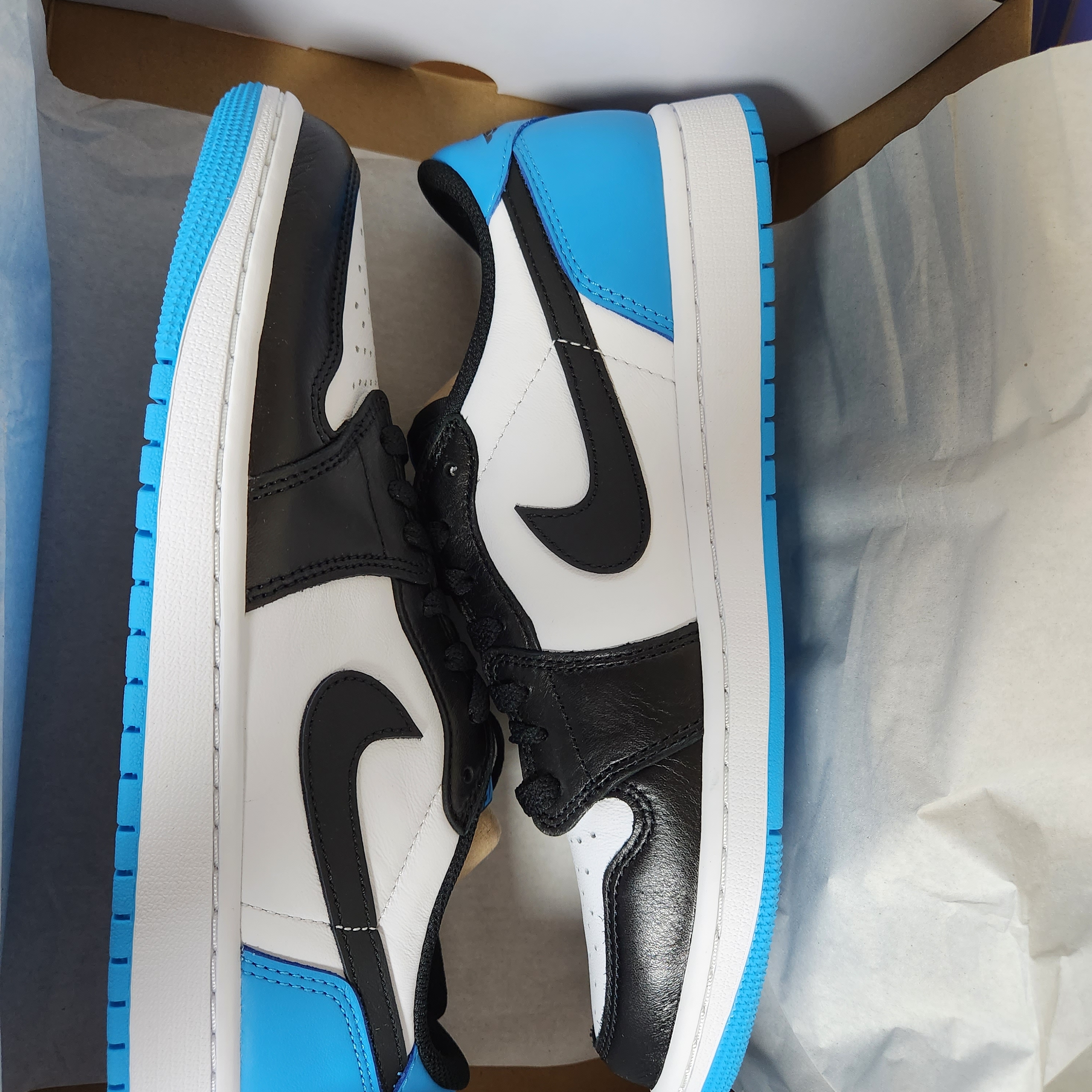Jordan 1 Retro Low OG Black and Dark Powder Blue 착용 스타일 - 1