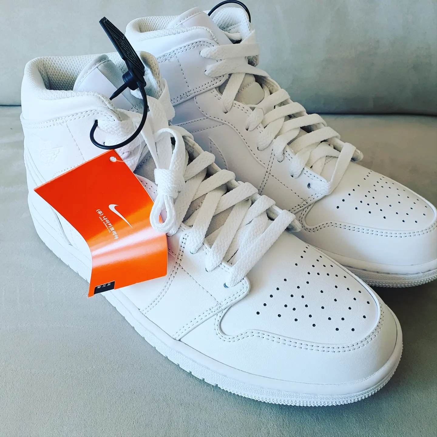 Jordan 1 Mid Triple White 2022 착용 스타일 - 1