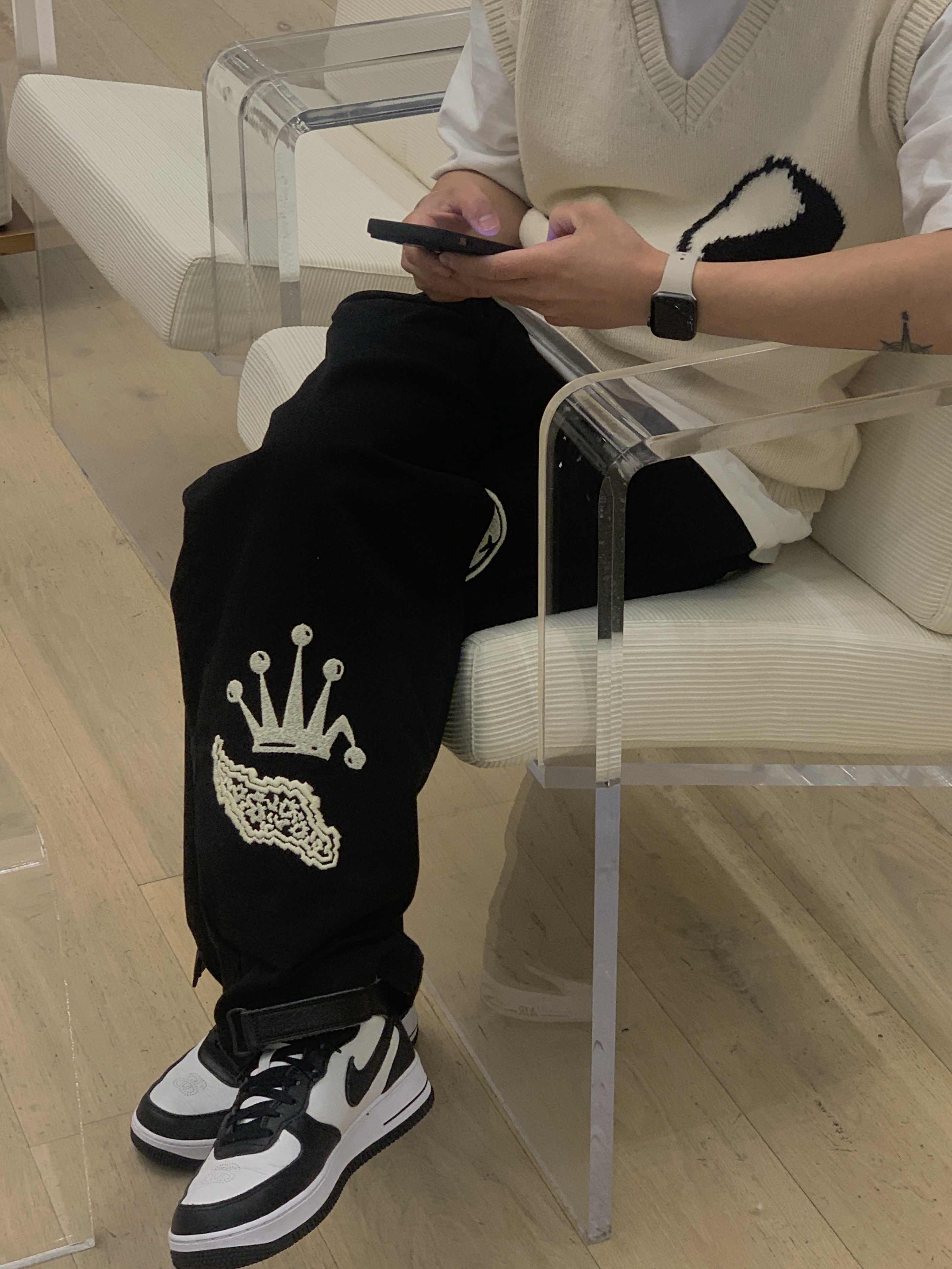 Nike x Stussy Air Force 1 '07 Mid SP Black and Light Bone, Stussy Noma Icon Beach Pants Washed Black 착용 스타일 - 3