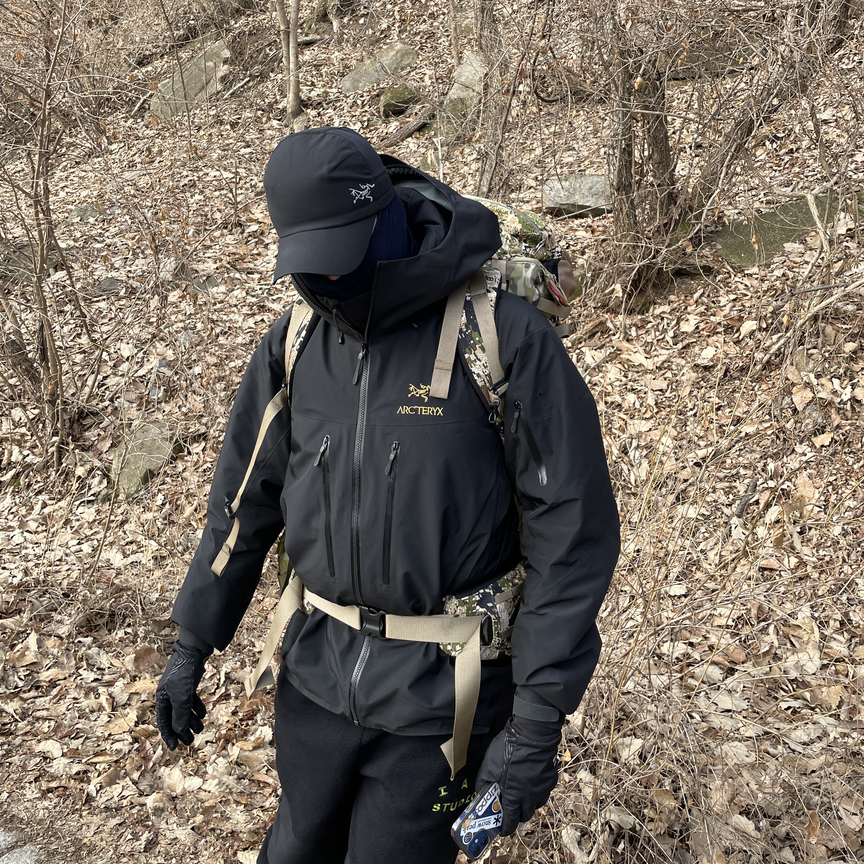 Arc'teryx Alpha SV Jacket 24K Black, IAB Studio x Asics Fleece Pants Black 착용 스타일 - 1