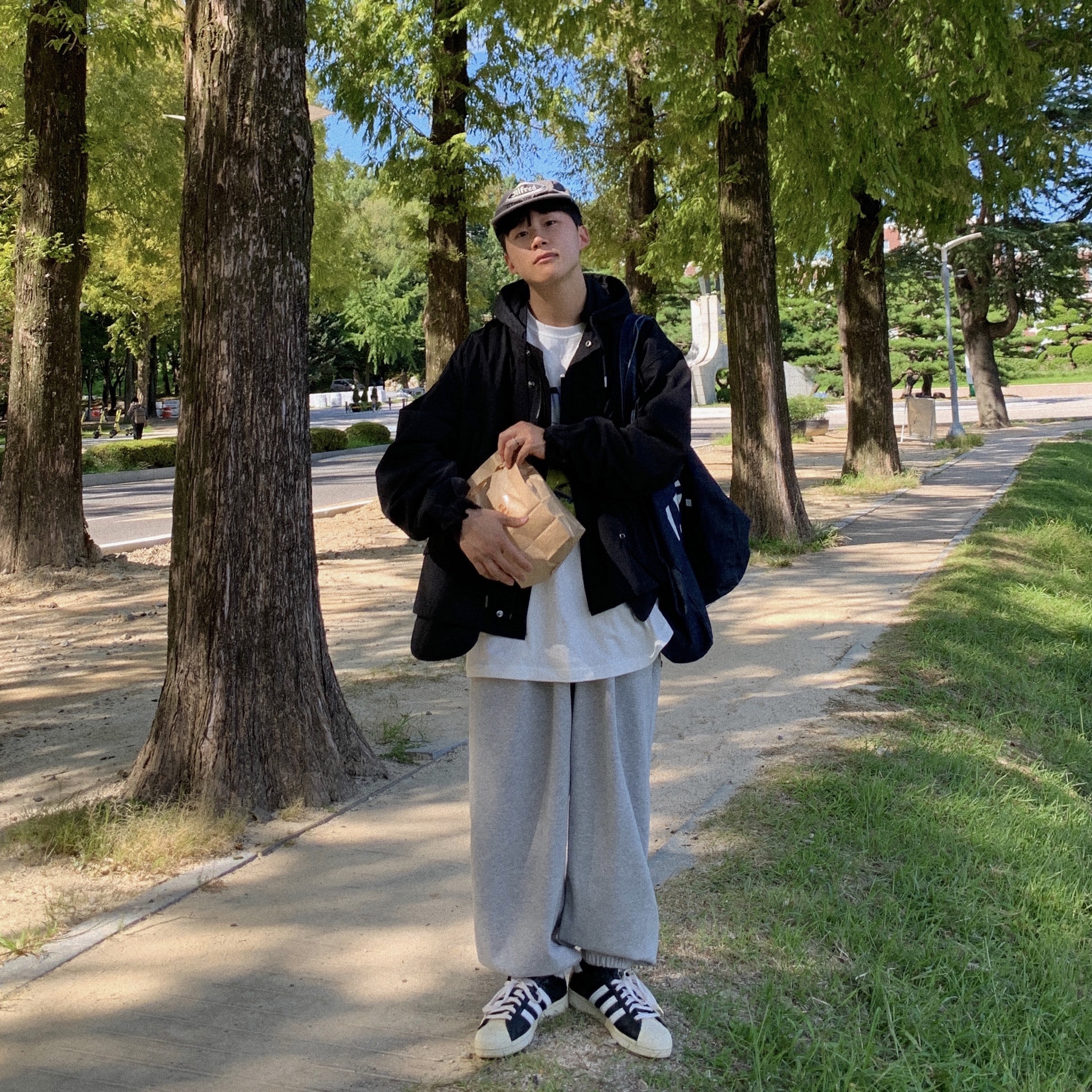 Adidas Superstar Premium Black White, A.P.C. Daniela Shopping Bag Indigo 착용 스타일 - 1