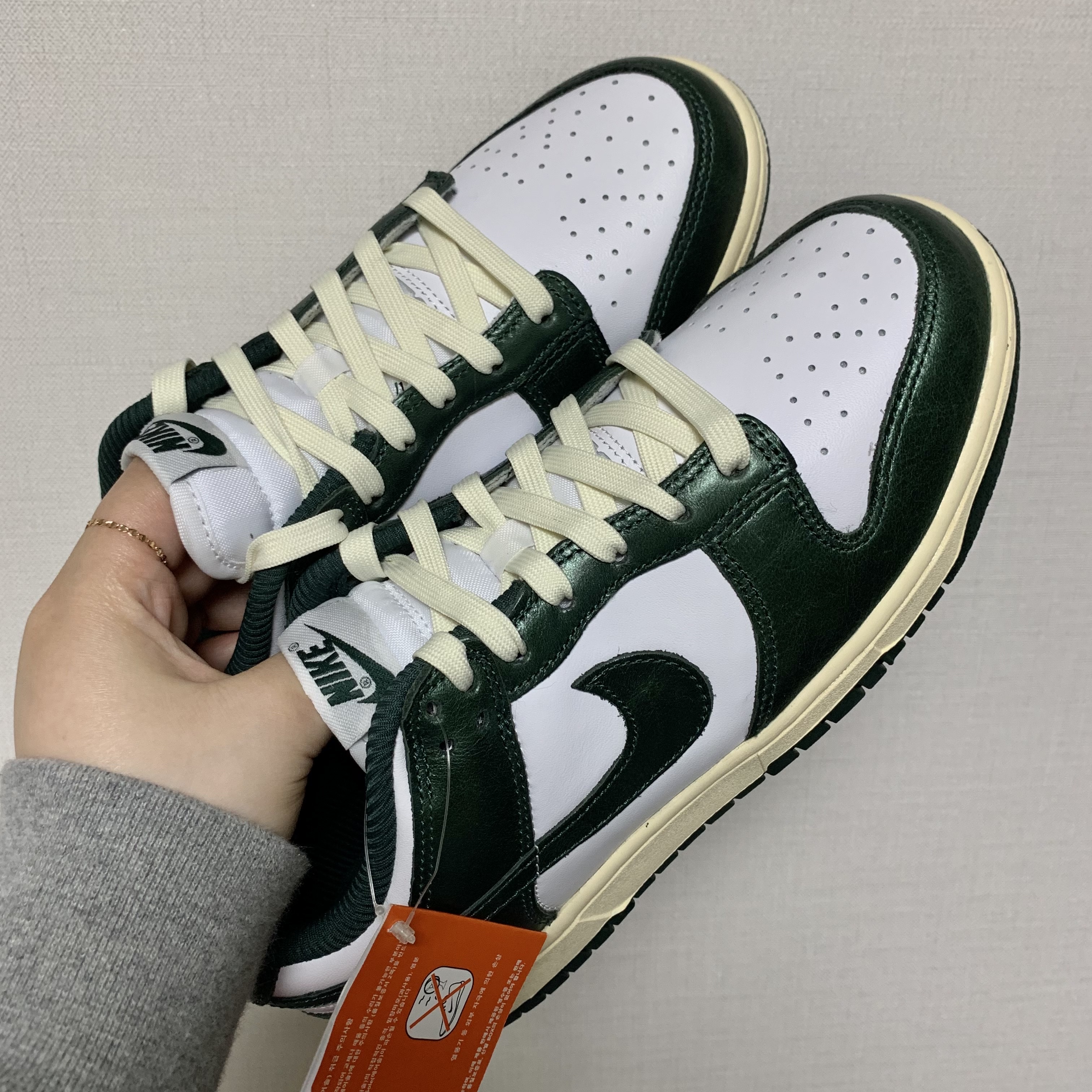 (W) Nike Dunk Low Vintage Green 착용 스타일 - 3