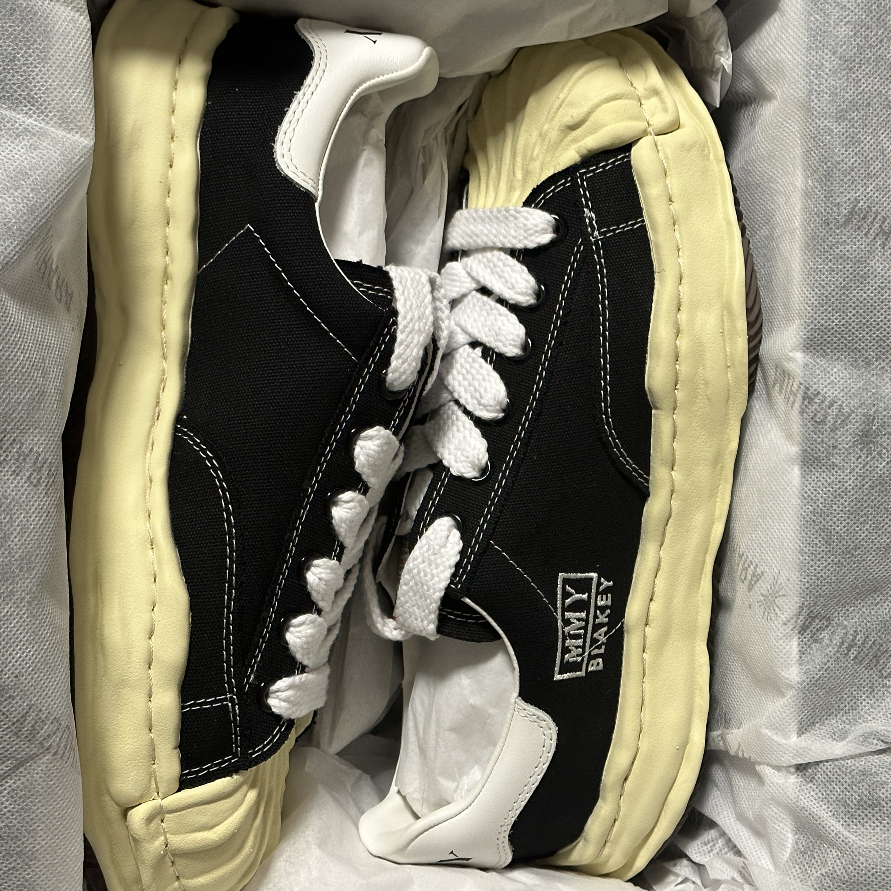 Maison Mihara Yasuhiro Blakey VL OG Sole Canvas Low-top Sneakers Black 착용 스타일 - 2