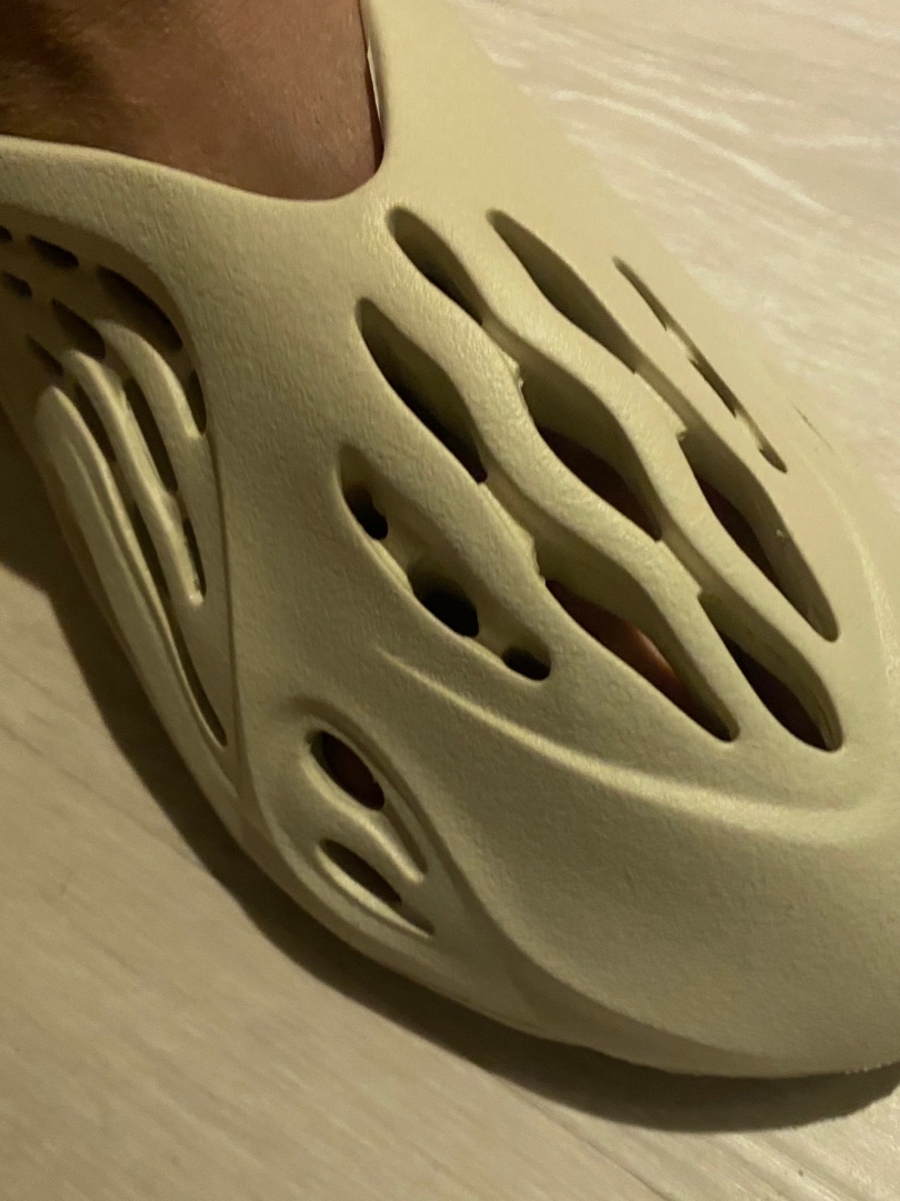 Adidas Yeezy Foam RNNR Sand 착용 스타일