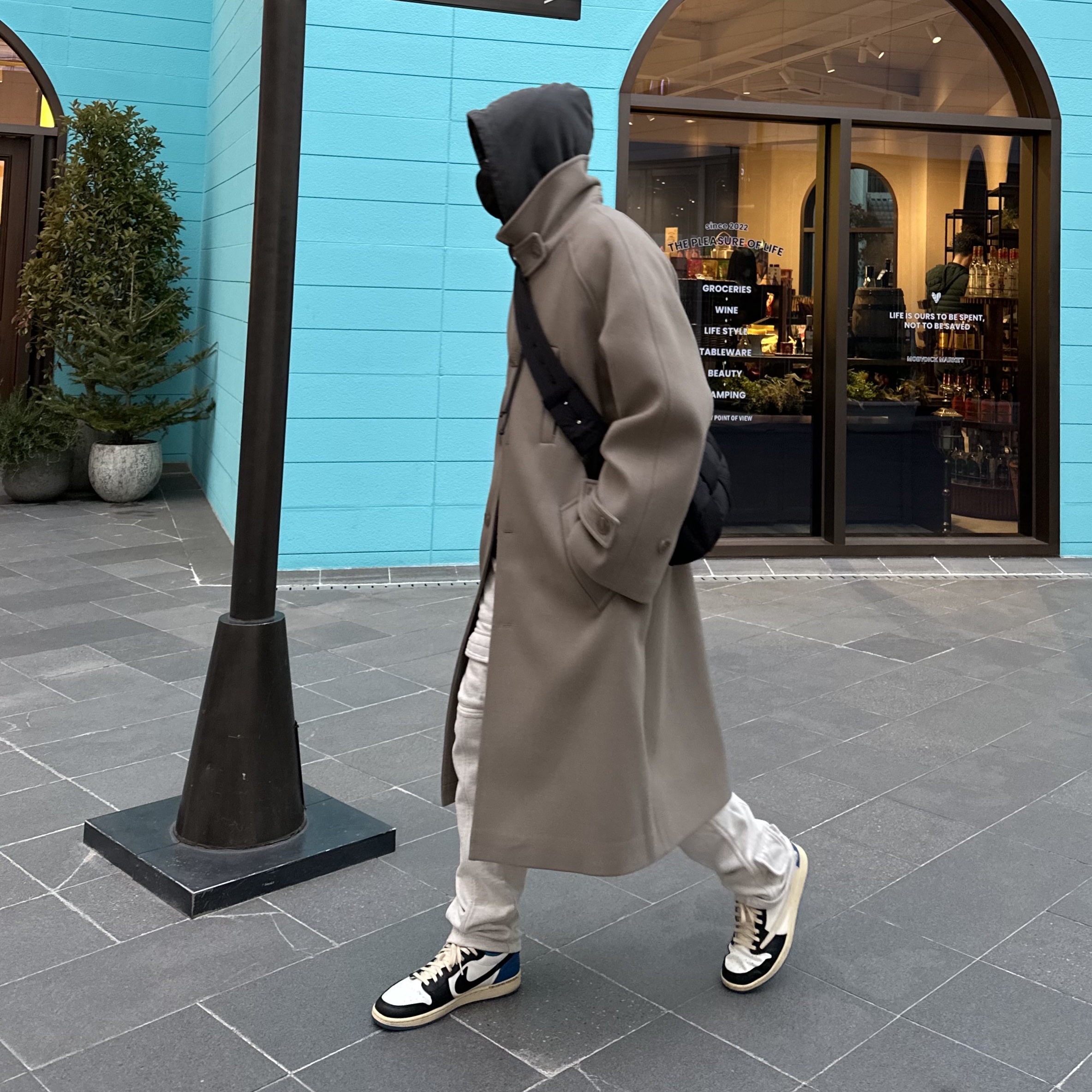 Undermycar Majanne Multi Button Oversized Wool Coat Kelp - 22FW, Jordan 1 x Travis Scott x Fragment Retro Low OG SP Military Blue 착용 스타일