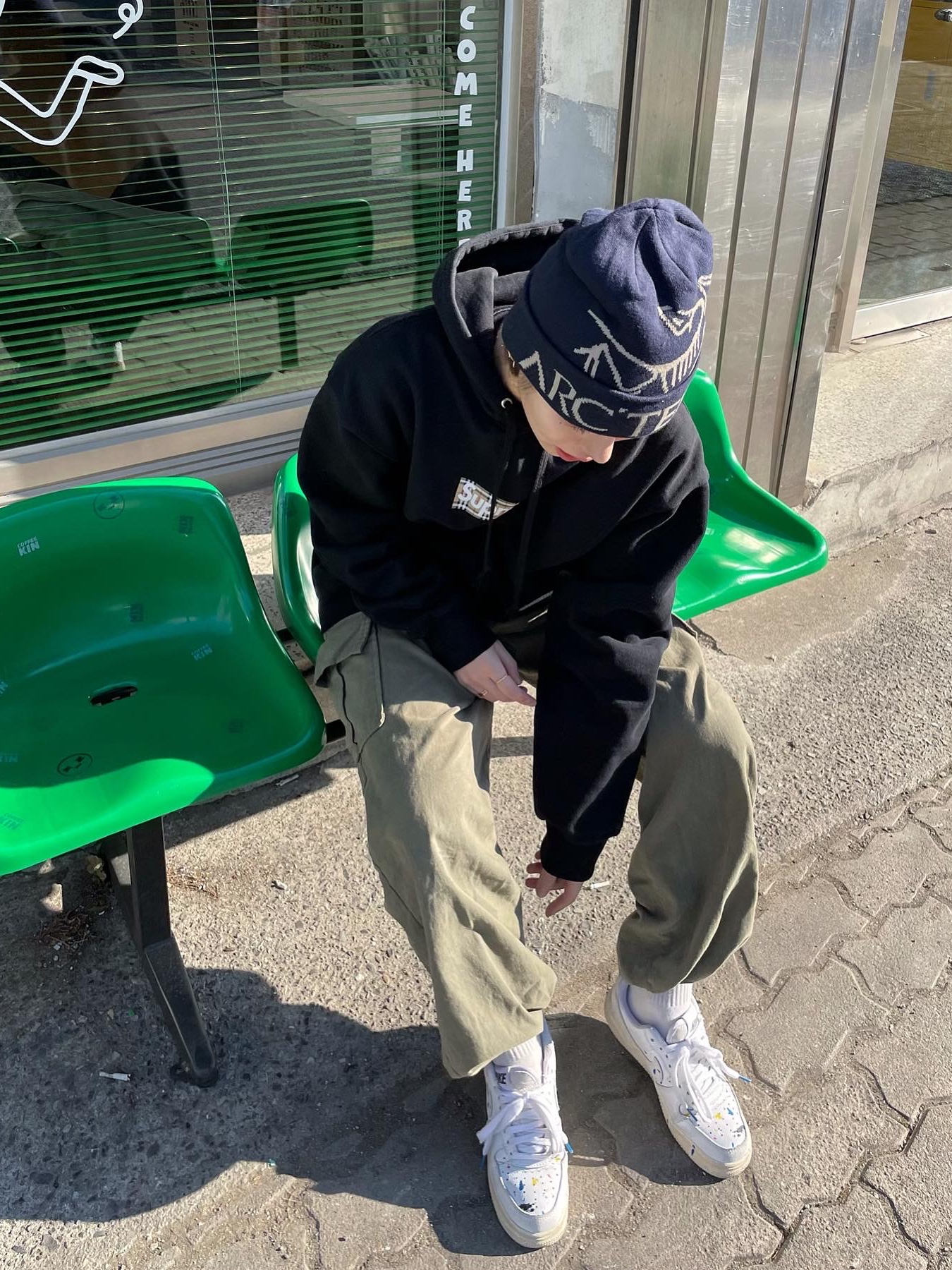 Arc'teryx Bird Word Toque Black Sapphire, Supreme x Burberry Box Logo Hooded Sweatshirt Black - 22SS 착용 스타일