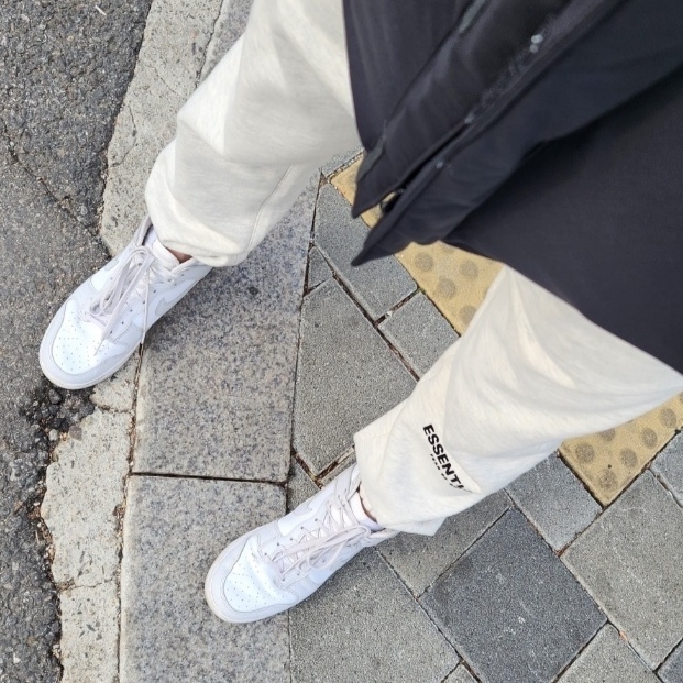 Essentials The Core Collection Sweatpants Light Oatmeal 착용 스타일
