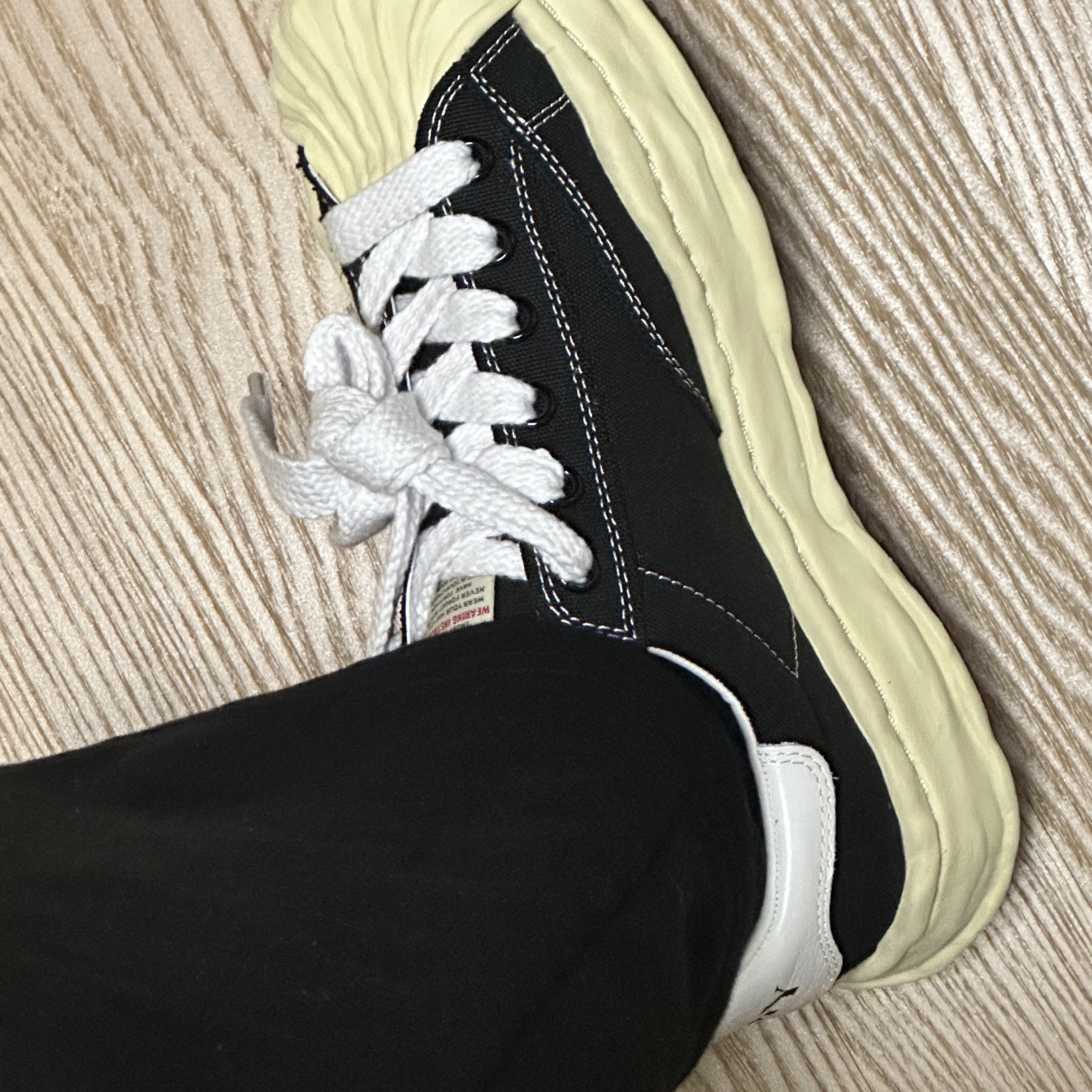 Maison Mihara Yasuhiro Blakey VL OG Sole Canvas Low-top Sneakers Black 착용 스타일 - 3
