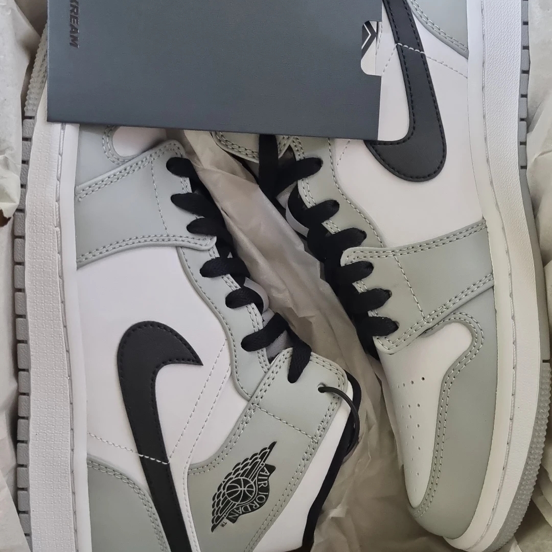 Jordan 1 Mid Light Smoke Grey 착용 스타일