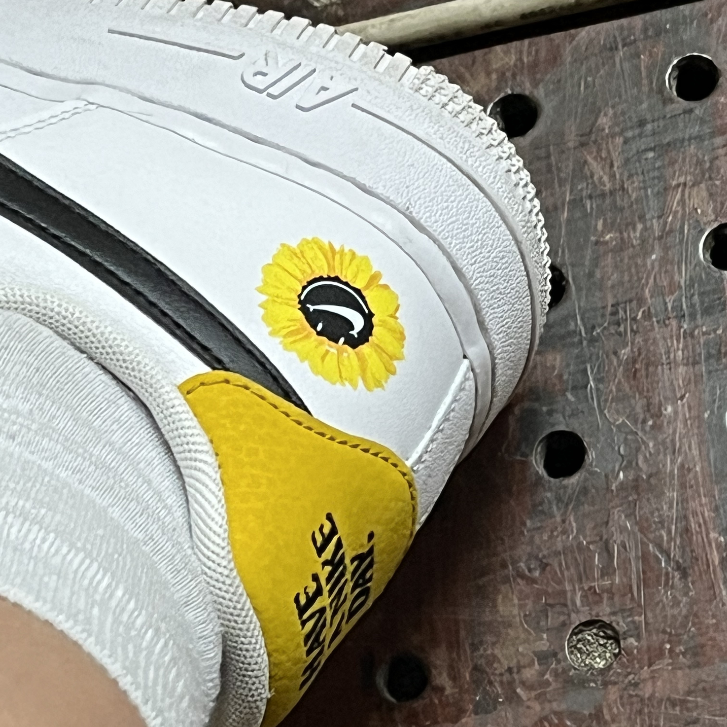 Nike Air Force 1 '07 LV8 2 Have a Nike Day 착용 스타일 - 2