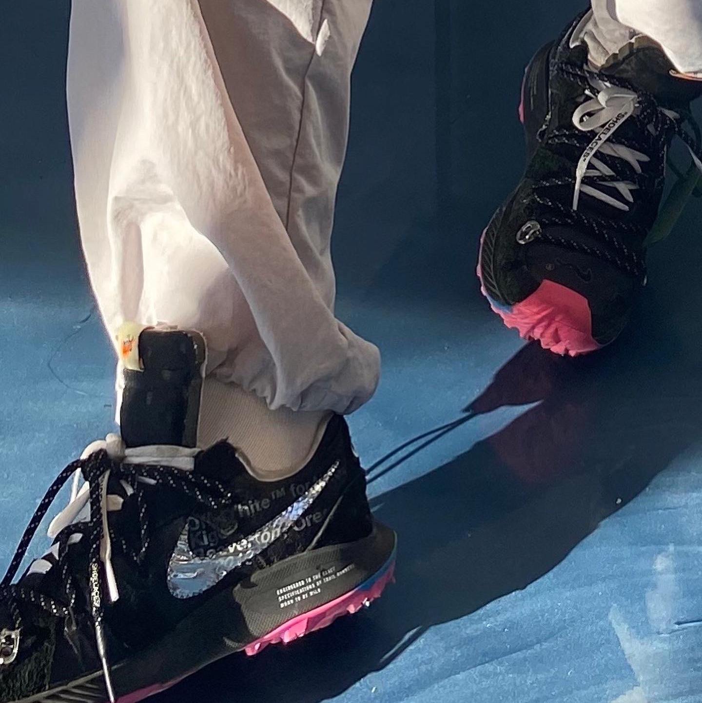 (W) Nike x Off-White Zoom Terra Kiger 5 Black 착용 스타일 - 2