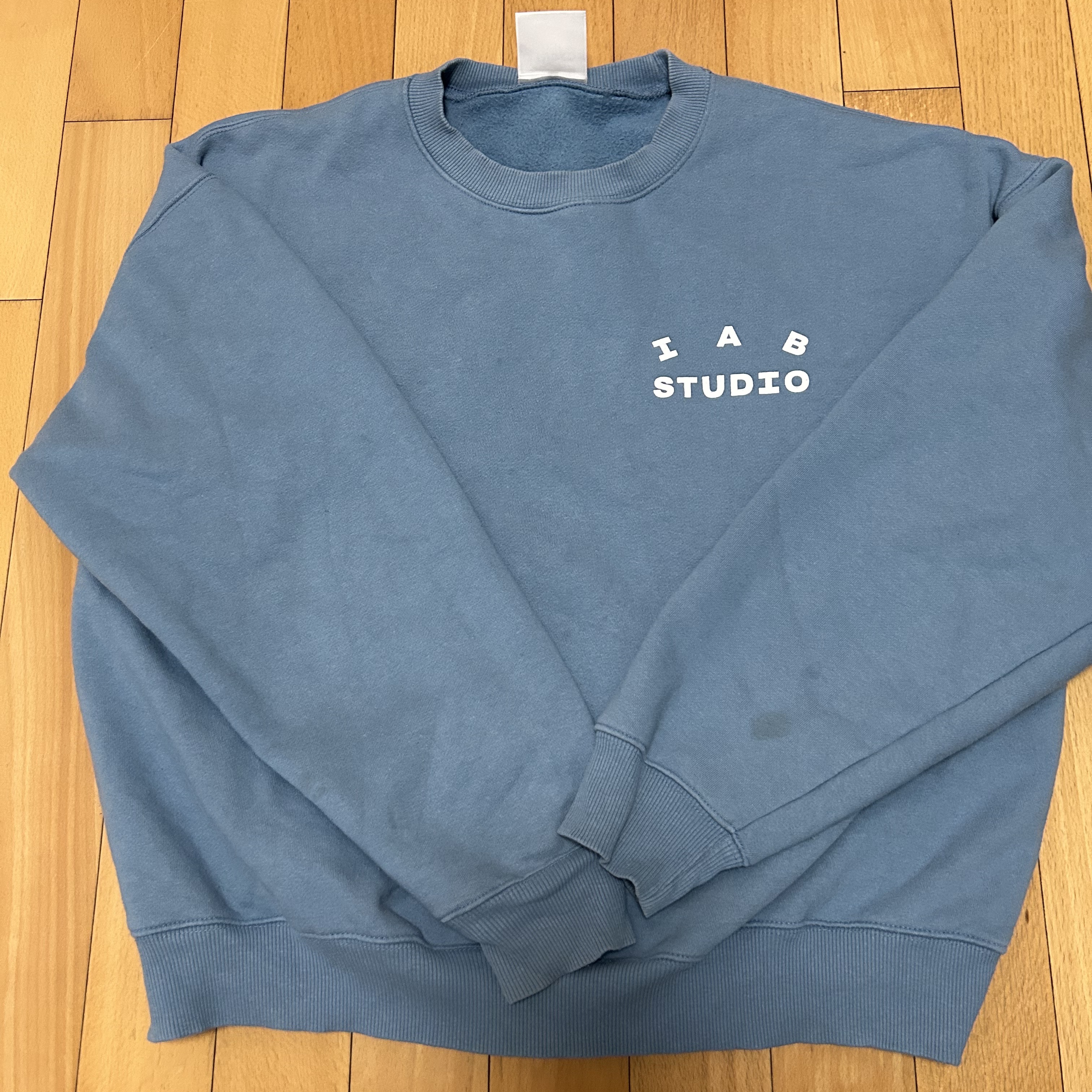 IAB Studio Crewneck Sky Blue 착용 스타일